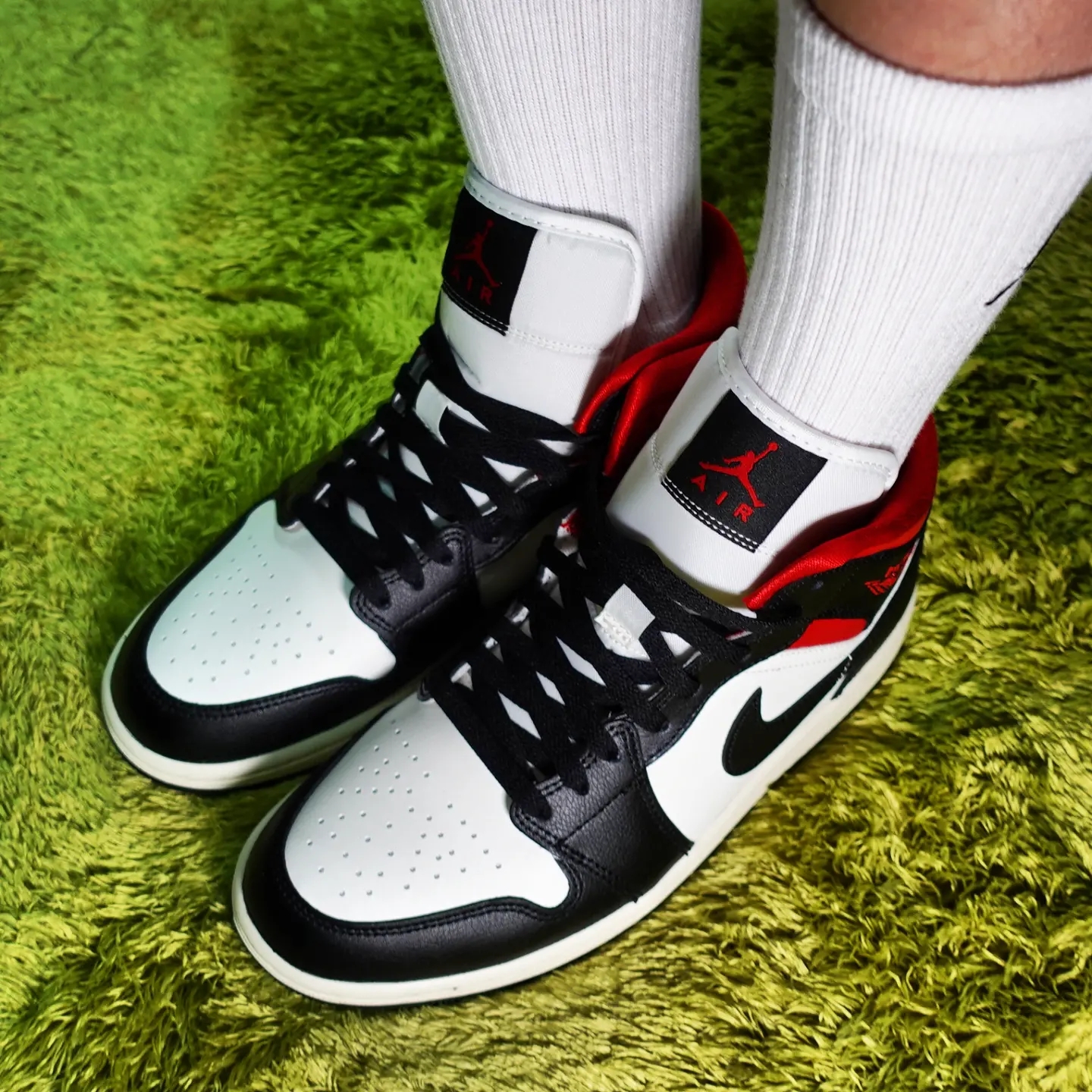 (W) Jordan 1 Mid Black Gym Red 착용 스타일 - 2
