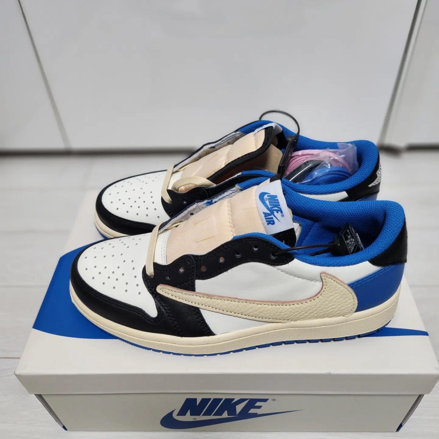 Jordan 1 x Travis Scott x Fragment Retro Low OG SP Military Blue 착용 스타일 - 3
