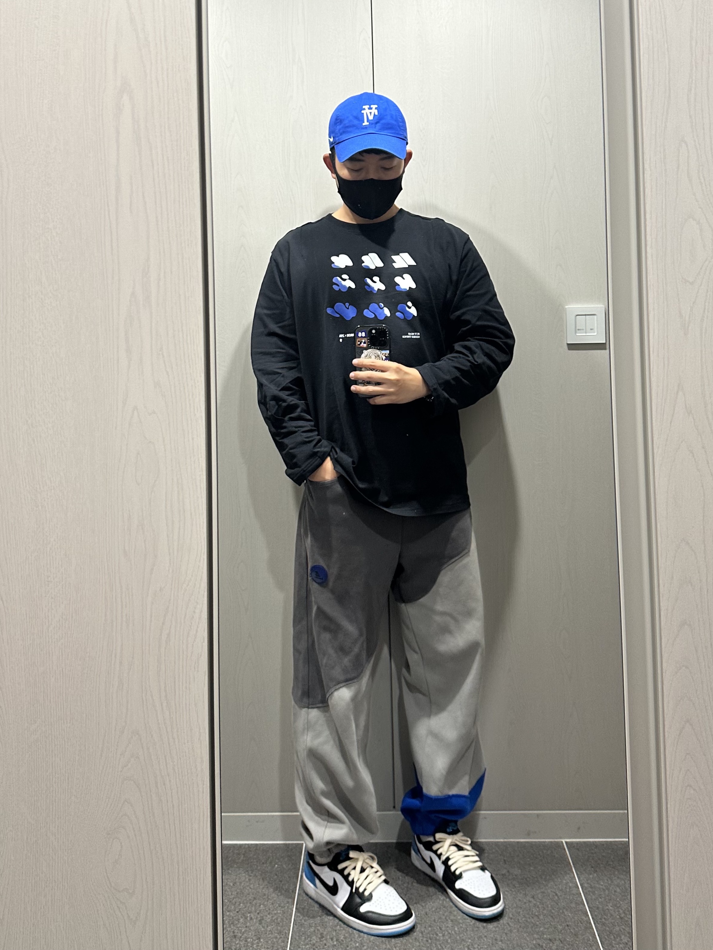 Zara x Ader Error Graphic Long Sleeve T-Shirt Black, Zara x Ader Error Patch Jogger Pants Dark Anthracite Grey 착용 스타일