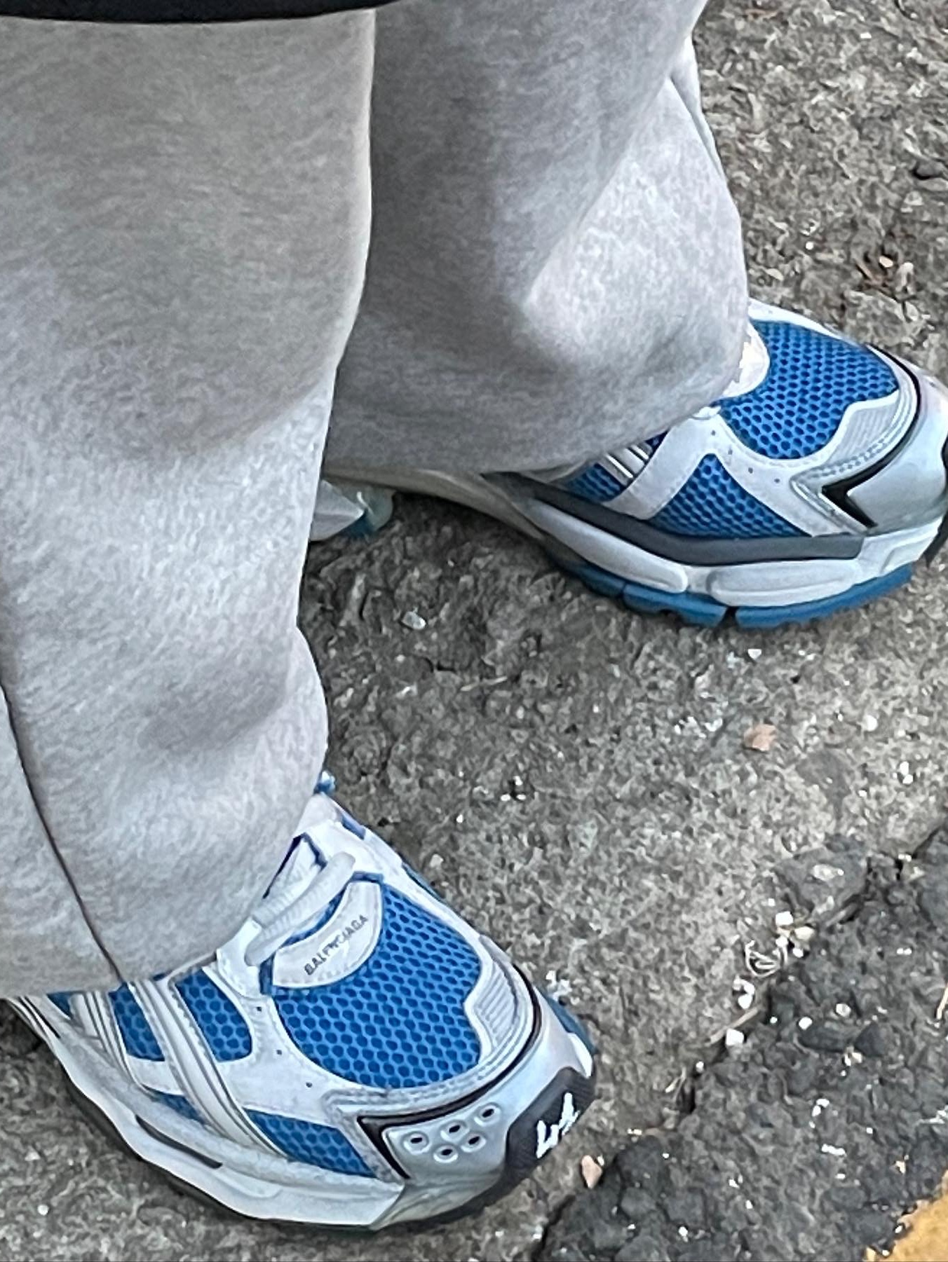 Balenciaga Runner Sneakers Blue White 착용 스타일 - 3