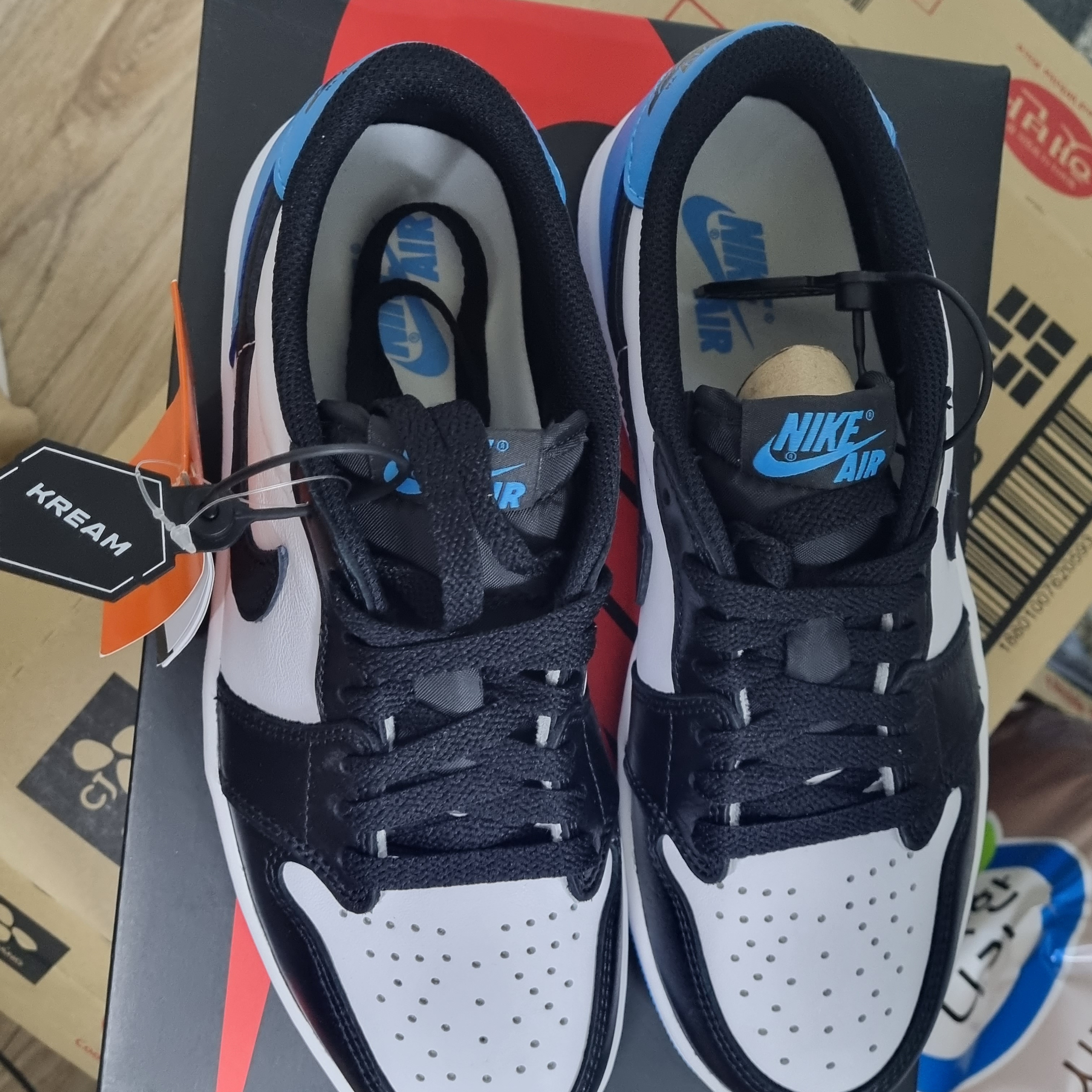 Jordan 1 Retro Low OG Black and Dark Powder Blue 착용 스타일 - 2