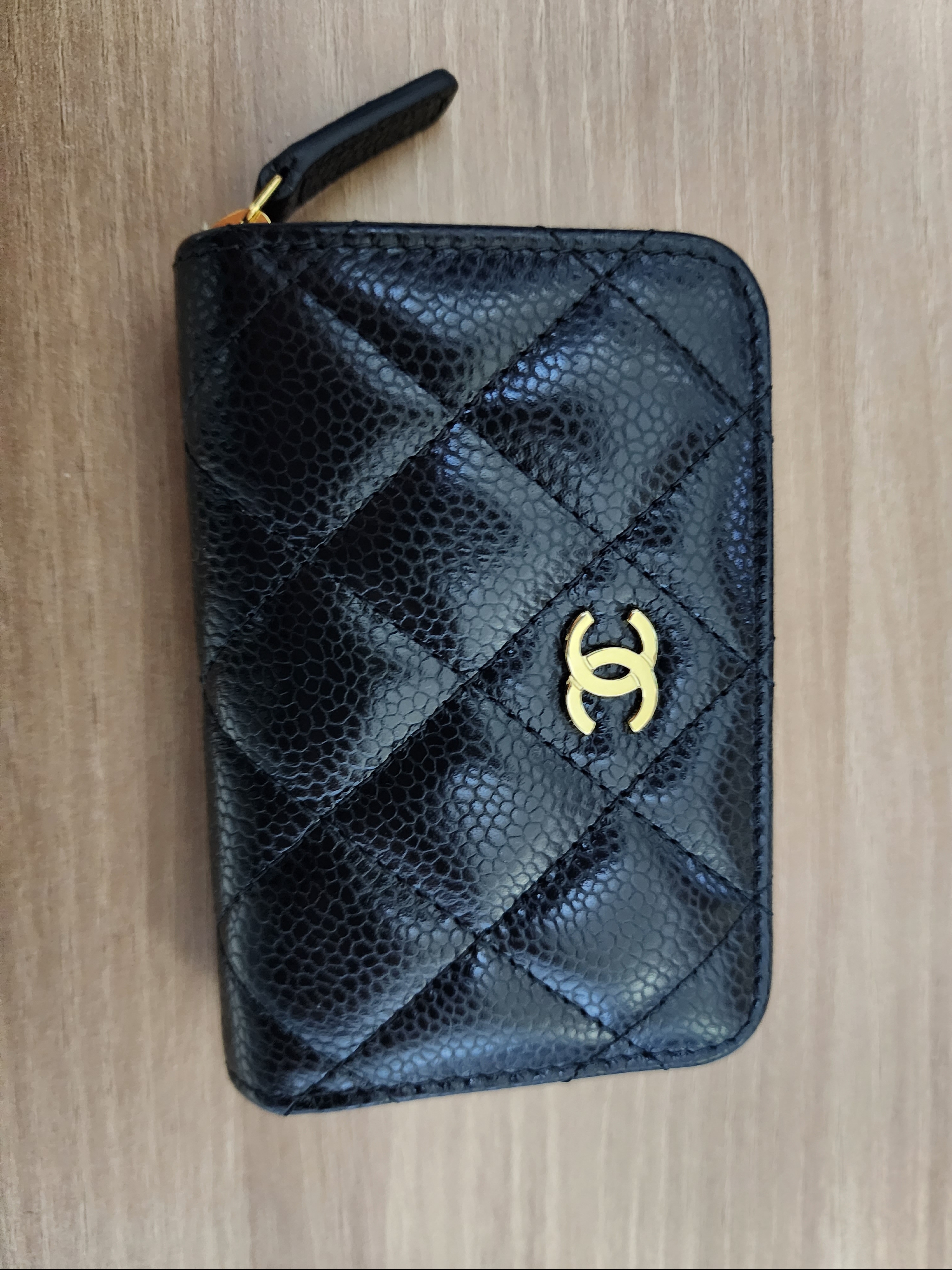 Chanel Classic Zipped Coin Purse Grained Calfskin & Gold Black 착용 스타일