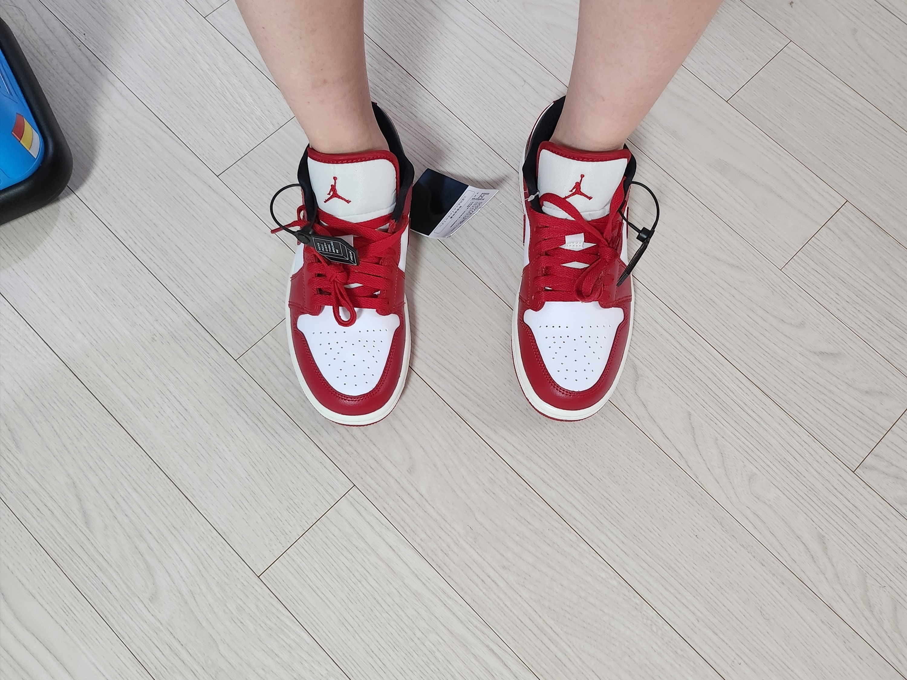 (W) Jordan 1 Low White Gym Red 착용 스타일