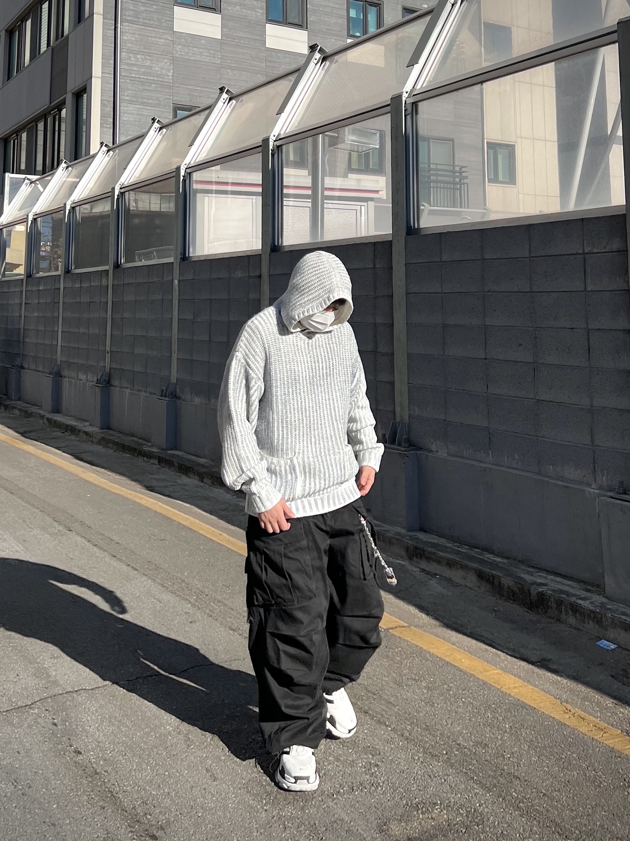 Balenciaga x Adidas Triple S Sneakers White Black 착용 스타일 - 2
