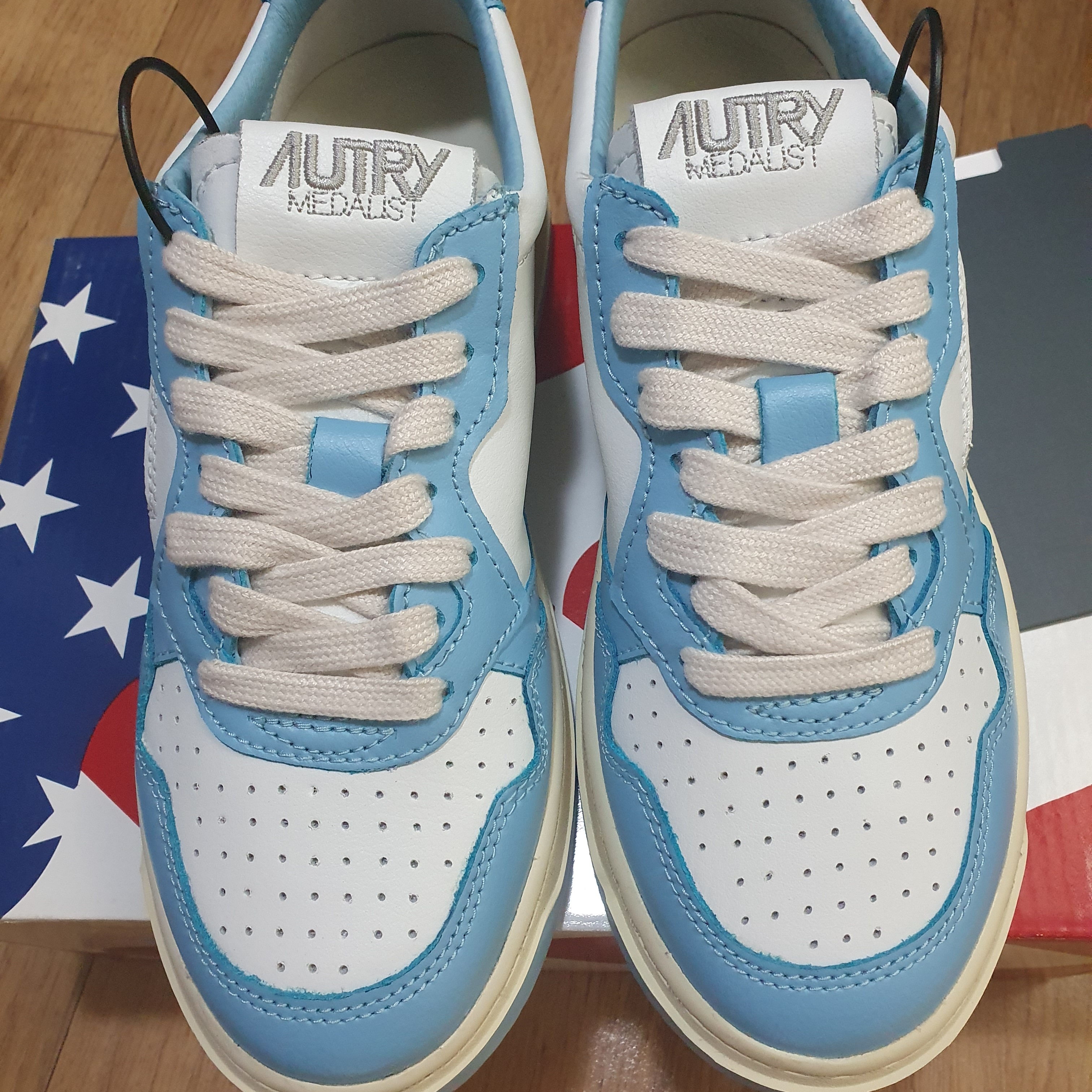 (W) Autry Medalist Low Leather Sneakers Light Blue White 착용 스타일 - 2