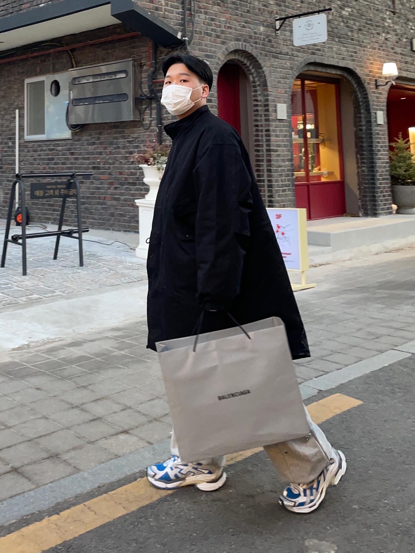 Balenciaga Runner Sneakers Blue White 착용 스타일 - 1