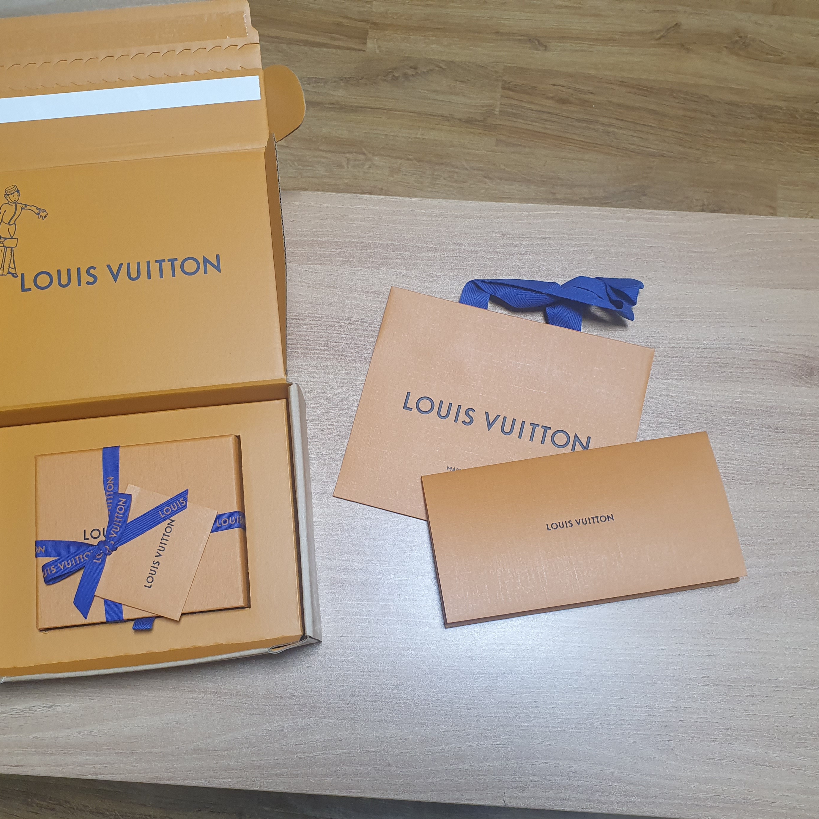 Louis Vuitton Slender Wallet Monogram Eclipse 착용 스타일 - 1
