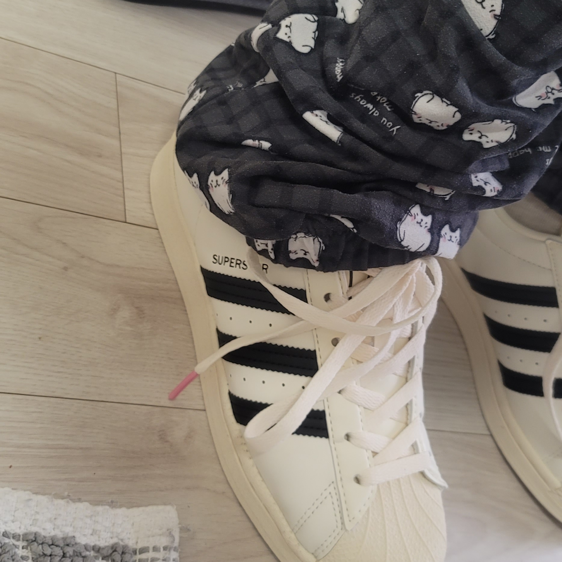 Adidas x Andre Saraiva Superstar Cream White Core Black 착용 스타일 - 2