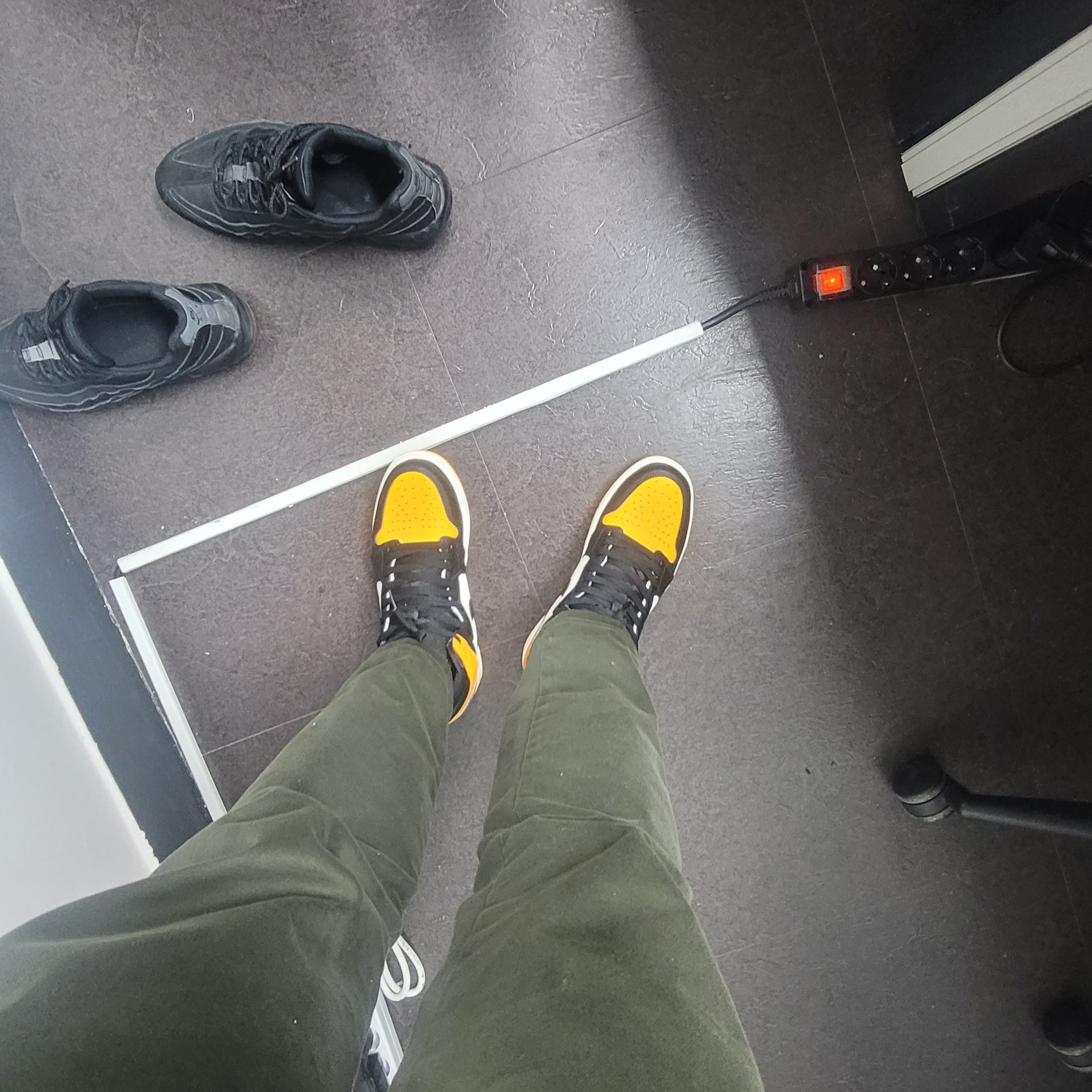 Jordan 1 Retro High OG Taxi 착용 스타일 - 1