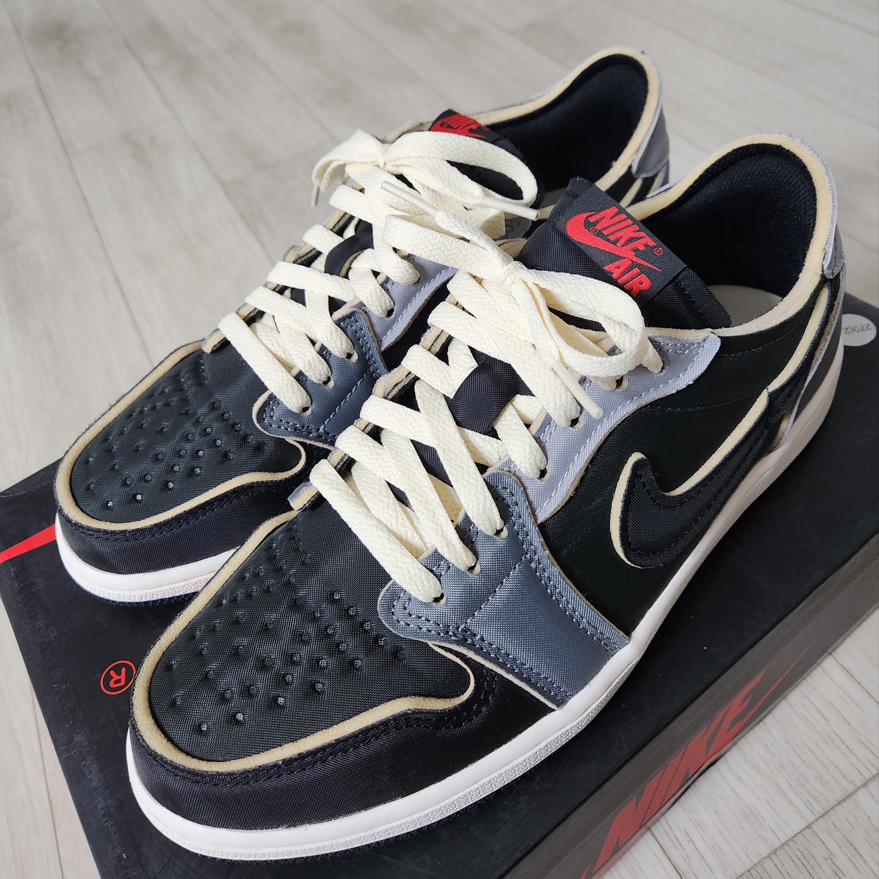 Jordan 1 Retro Low OG EX Black and Smoke Grey 착용 스타일 - 2