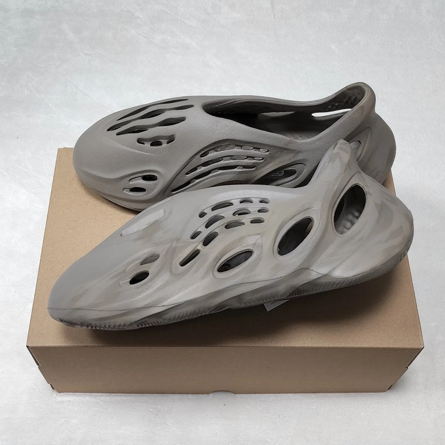 Adidas Yeezy Foam RNNR Stone Sage 착용 스타일 - 1