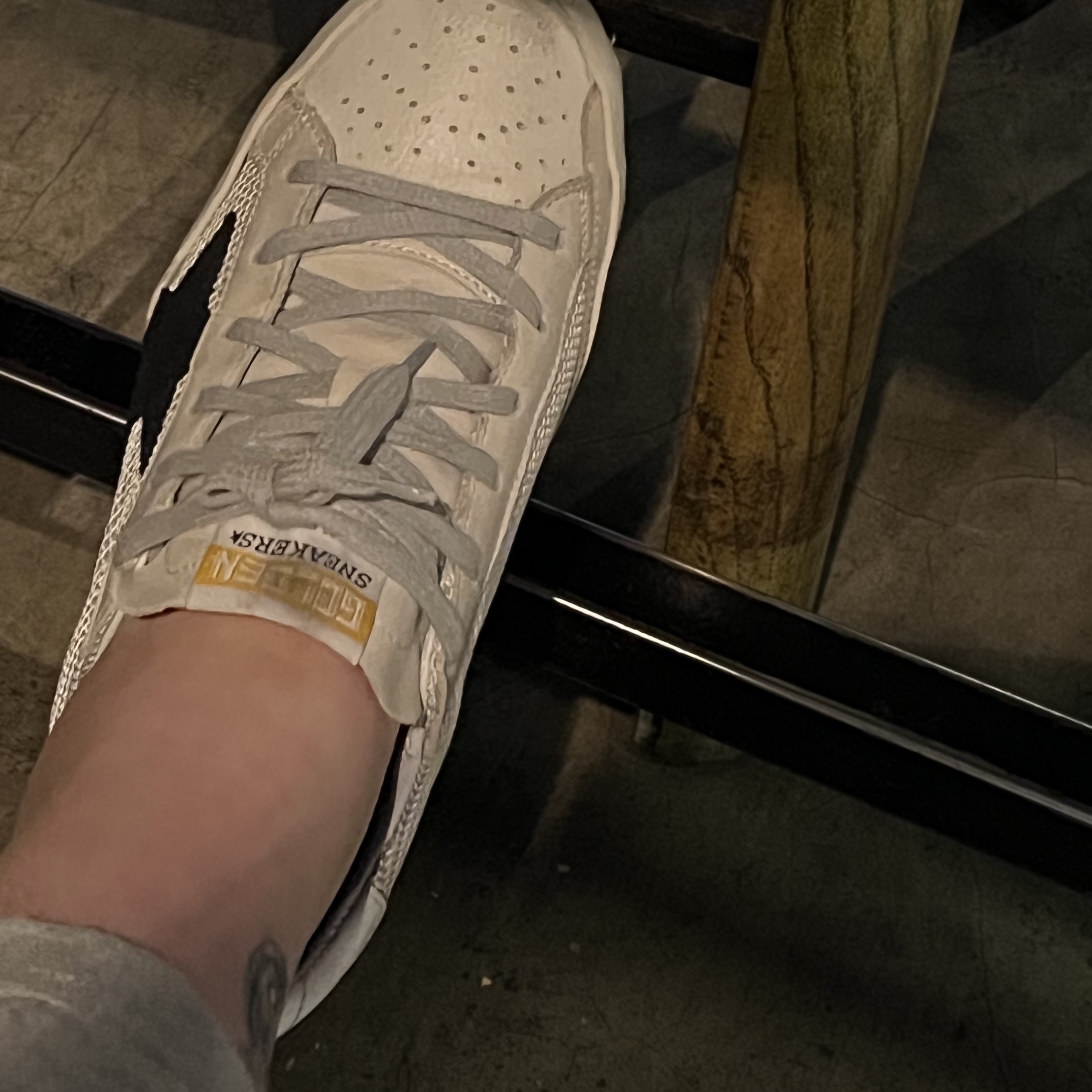 (W) Golden Goose Superstar Gray Code Sneakers 착용 스타일 - 2