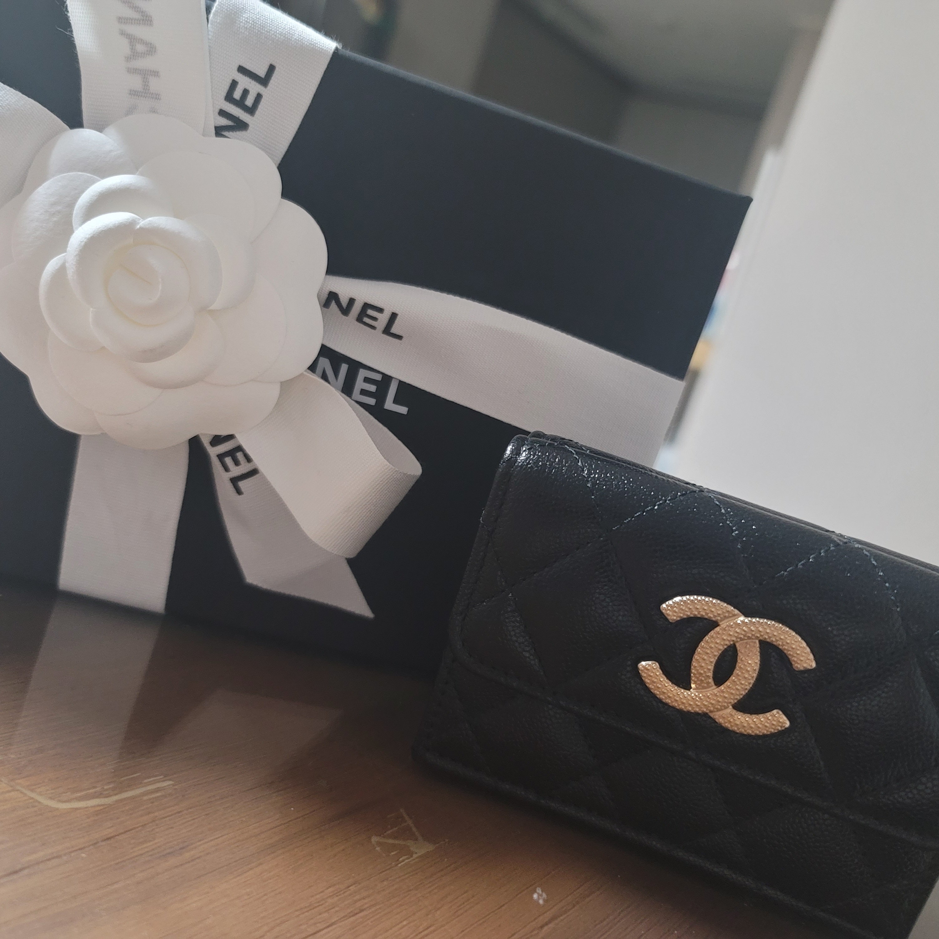 Chanel Small Flap Wallet Grained Calfskin & Gold Black 착용 스타일 - 1