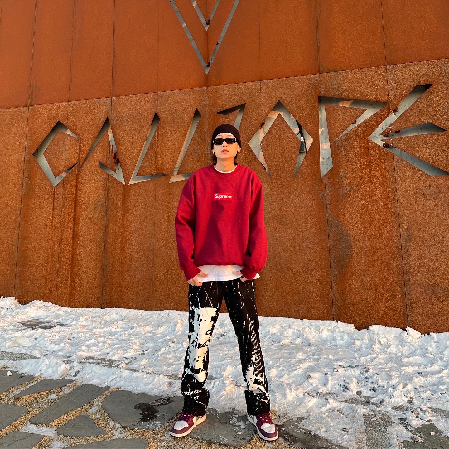 Jordan 1 Retro High OG Bordeaux, Supreme Box Logo Crewneck Cardinal - 22FW 착용 스타일 - 2