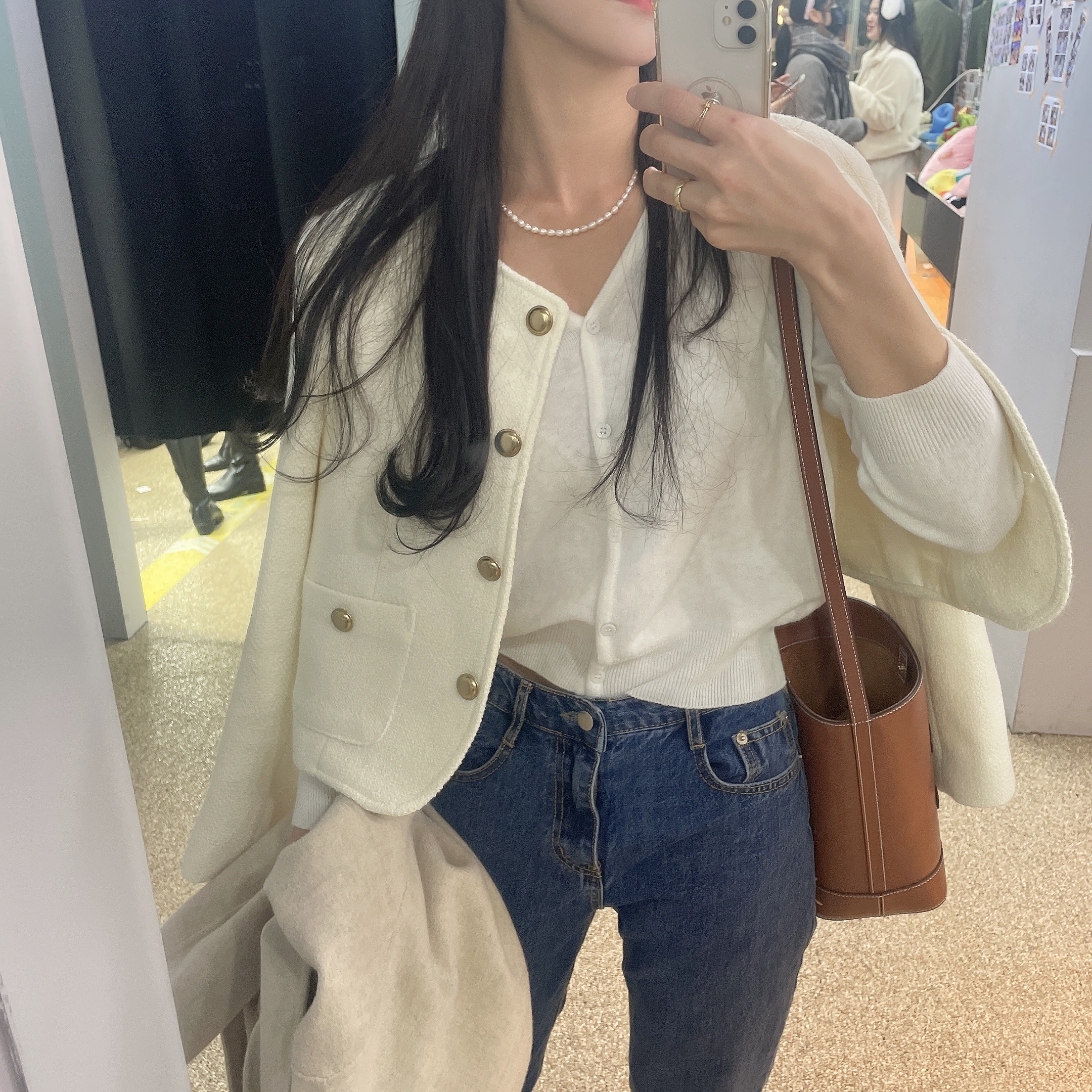 Celine Small Bucket Bag Cuir Triomphe in Smooth Calfskin Tan 착용 스타일 - 1