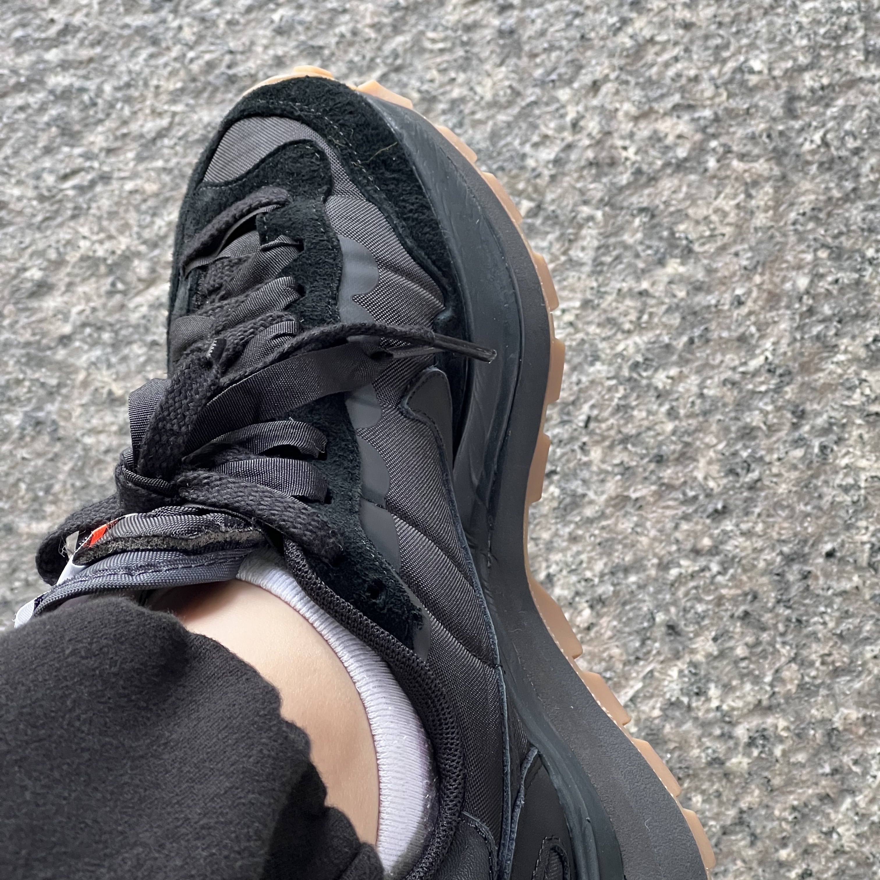 Nike x Sacai VaporWaffle Black and Gum 착용 스타일 - 5