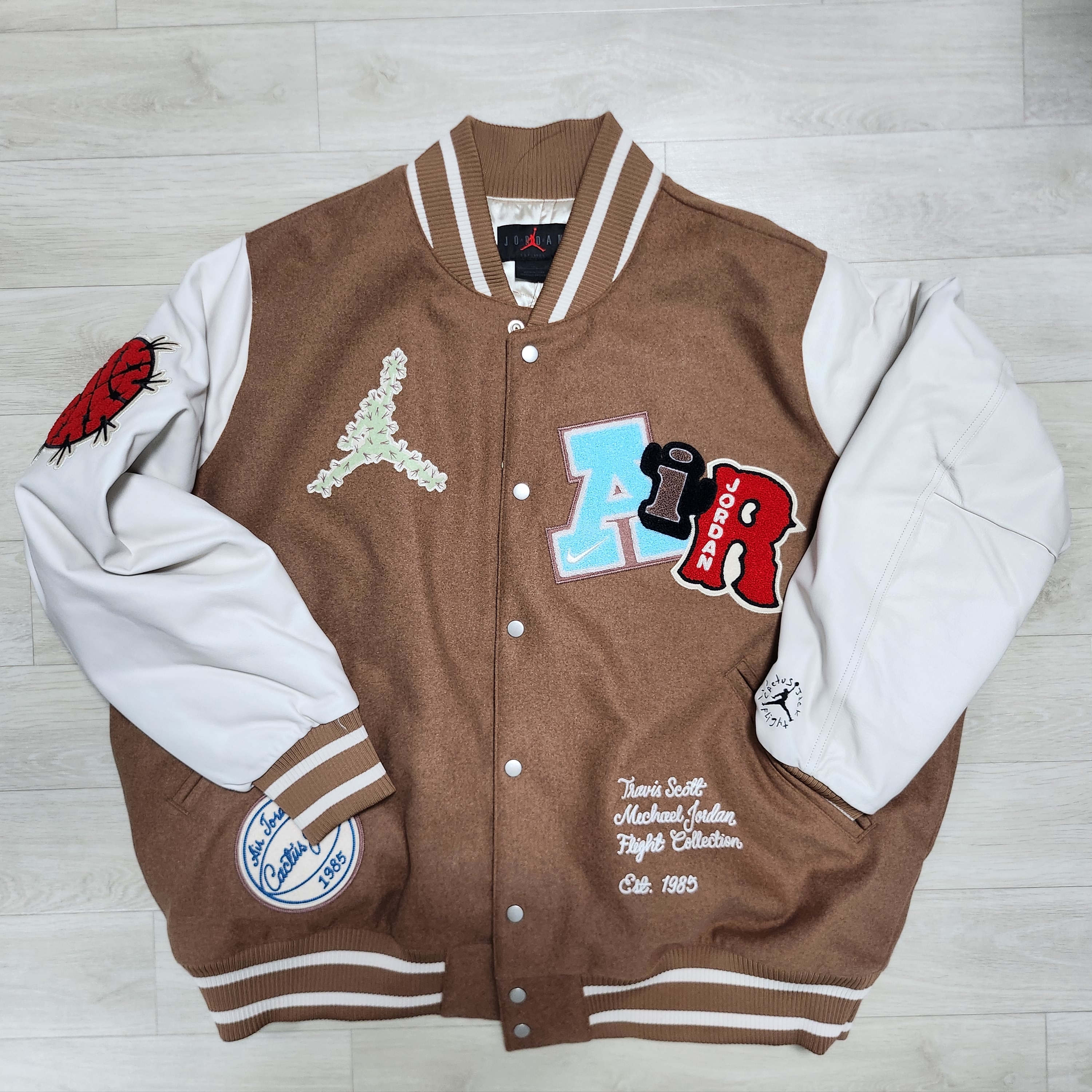 Jordan x Travis Scott Varsity Jacket Antique Brown - US/EU, Jordan x Travis Scott Varsity Jacket Antique Brown - Asia 착용 스타일 - 1
