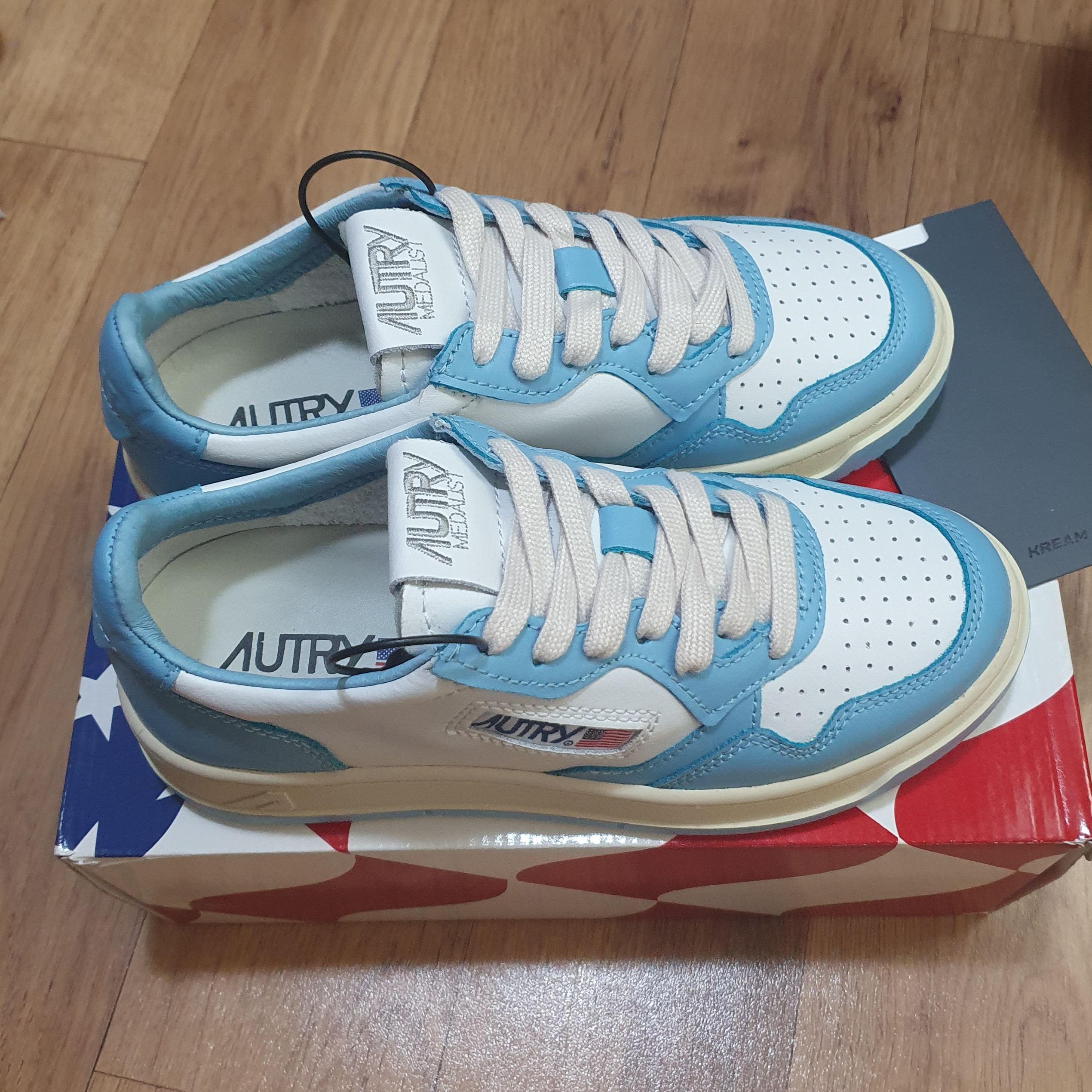 (W) Autry Medalist Low Leather Sneakers Light Blue White 착용 스타일 - 1