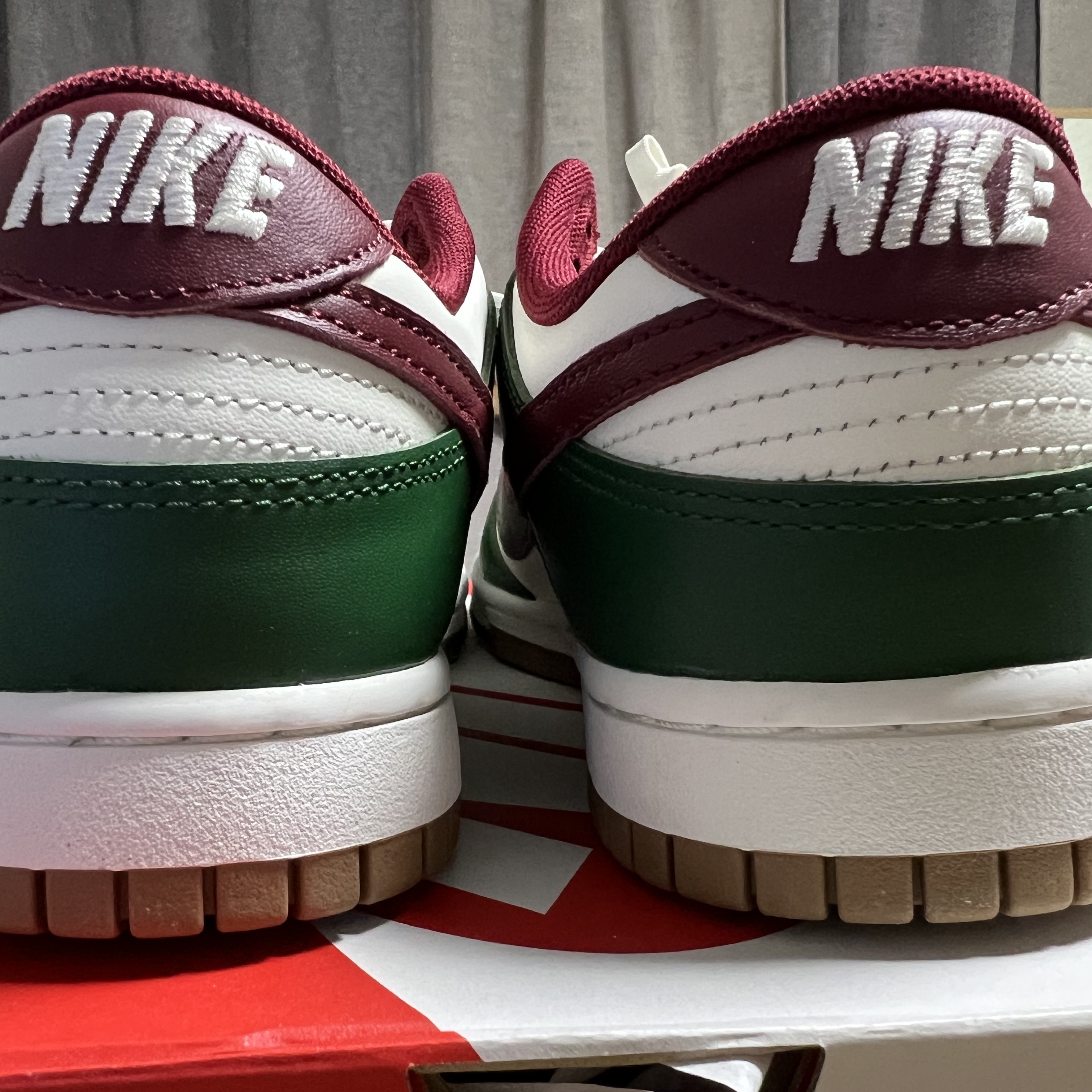 Nike Dunk Low George Green and Team Red 착용 스타일 - 3