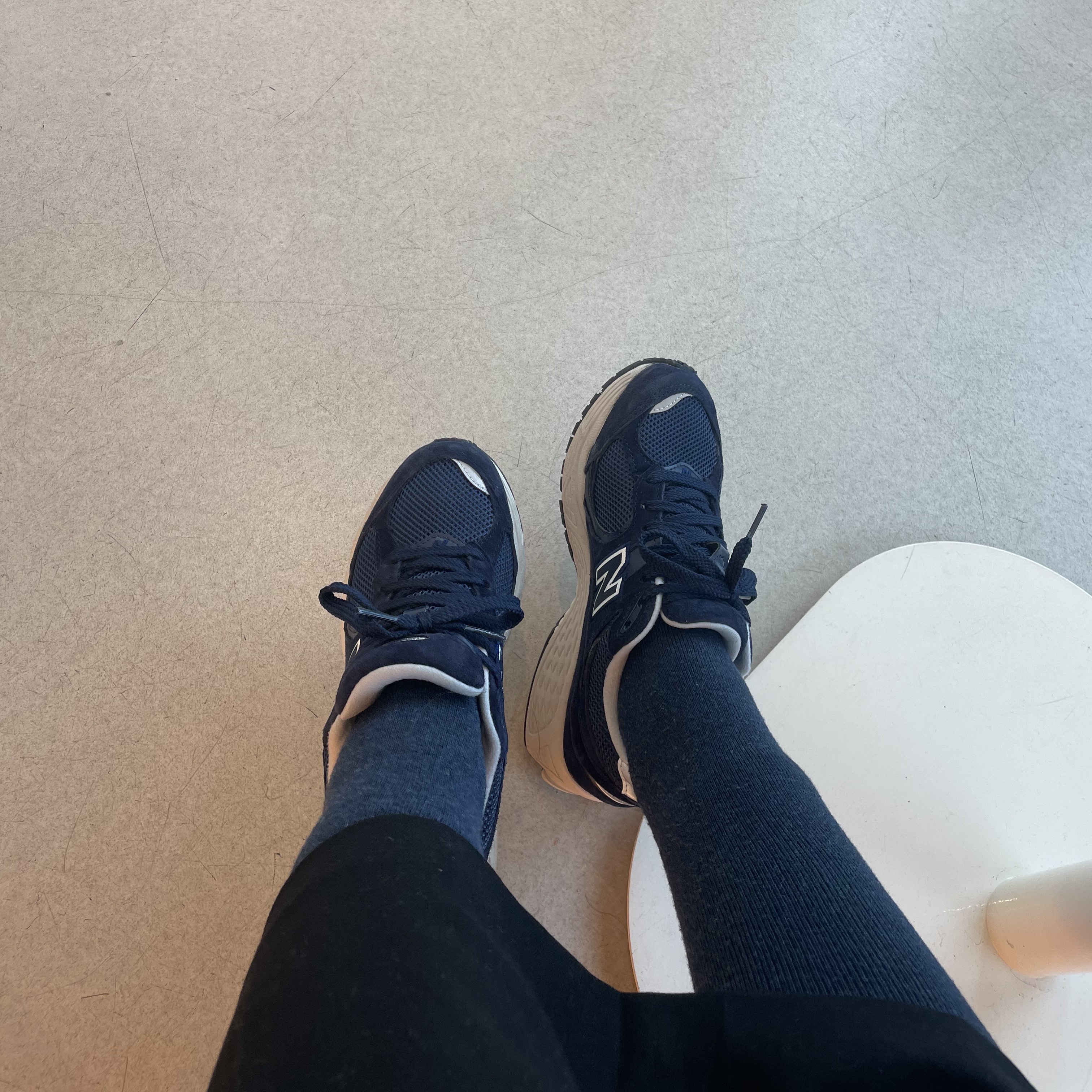 New Balance 2002R Navy 착용 스타일