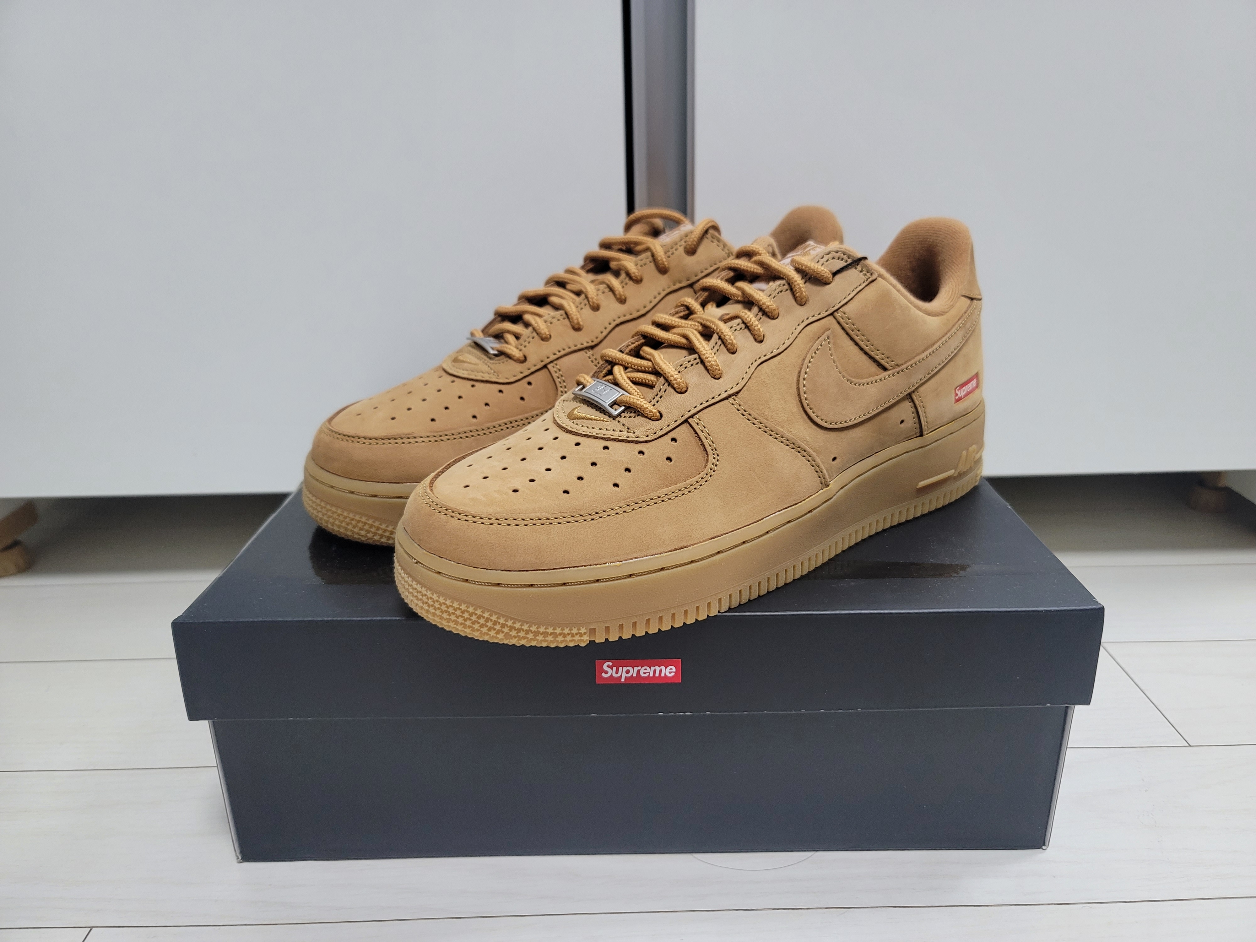 Nike x Supreme Air Force 1 Low Flax 착용 스타일