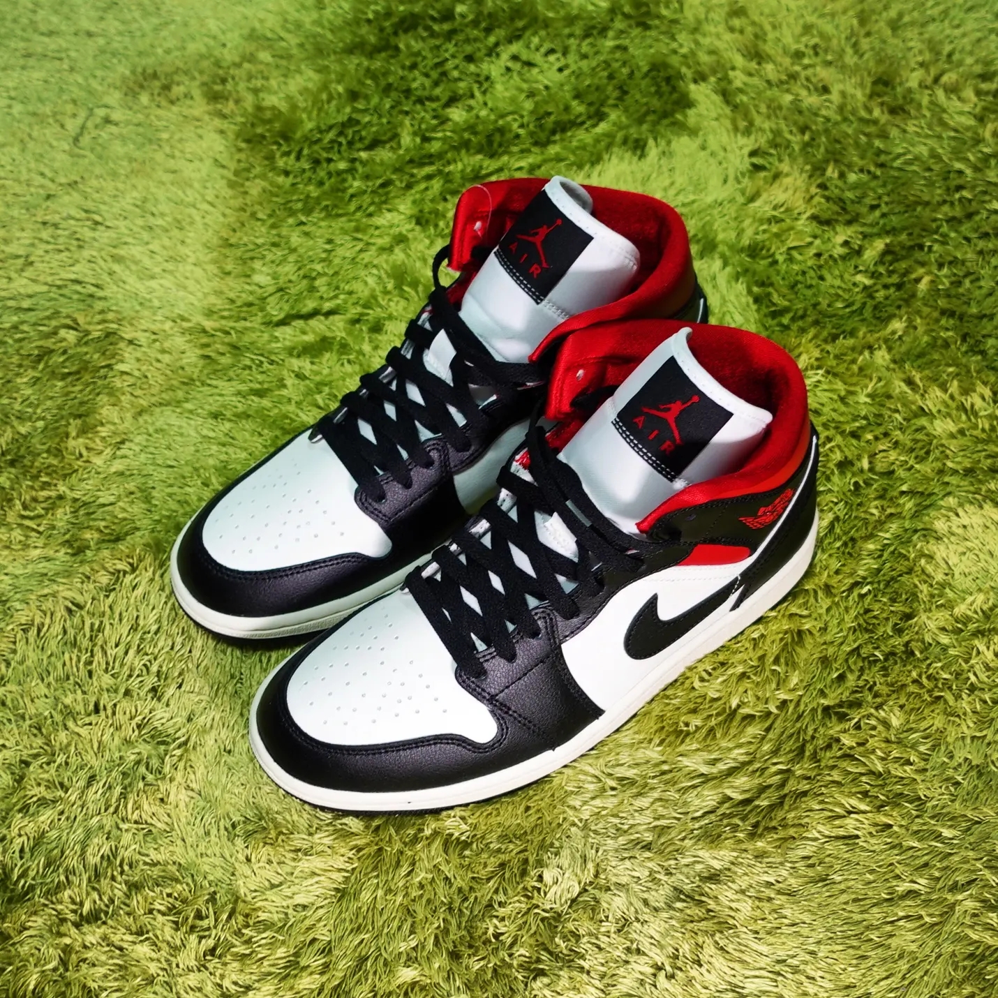 (W) Jordan 1 Mid Black Gym Red 착용 스타일 - 1
