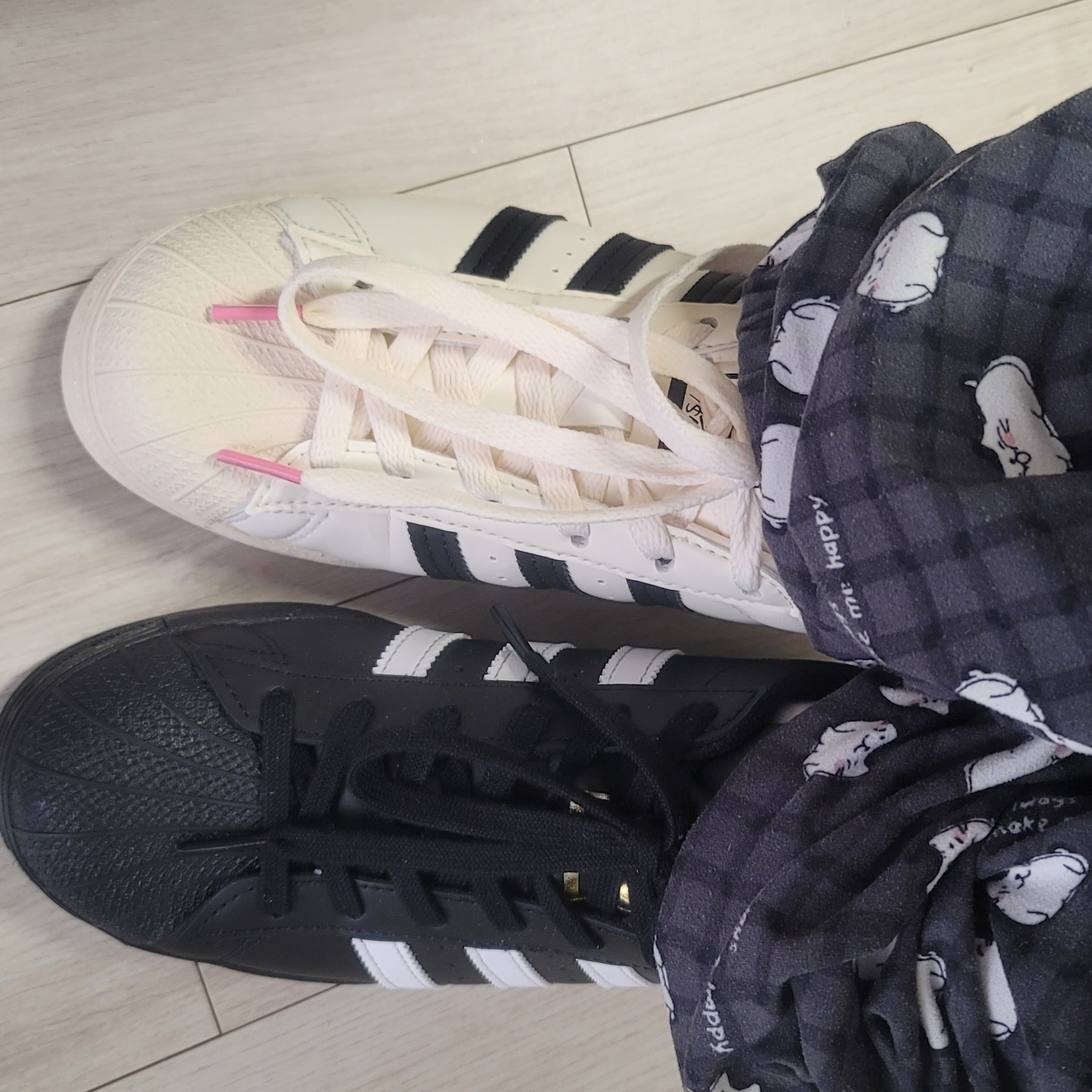Adidas x Andre Saraiva Superstar Cream White Core Black 착용 스타일 - 1
