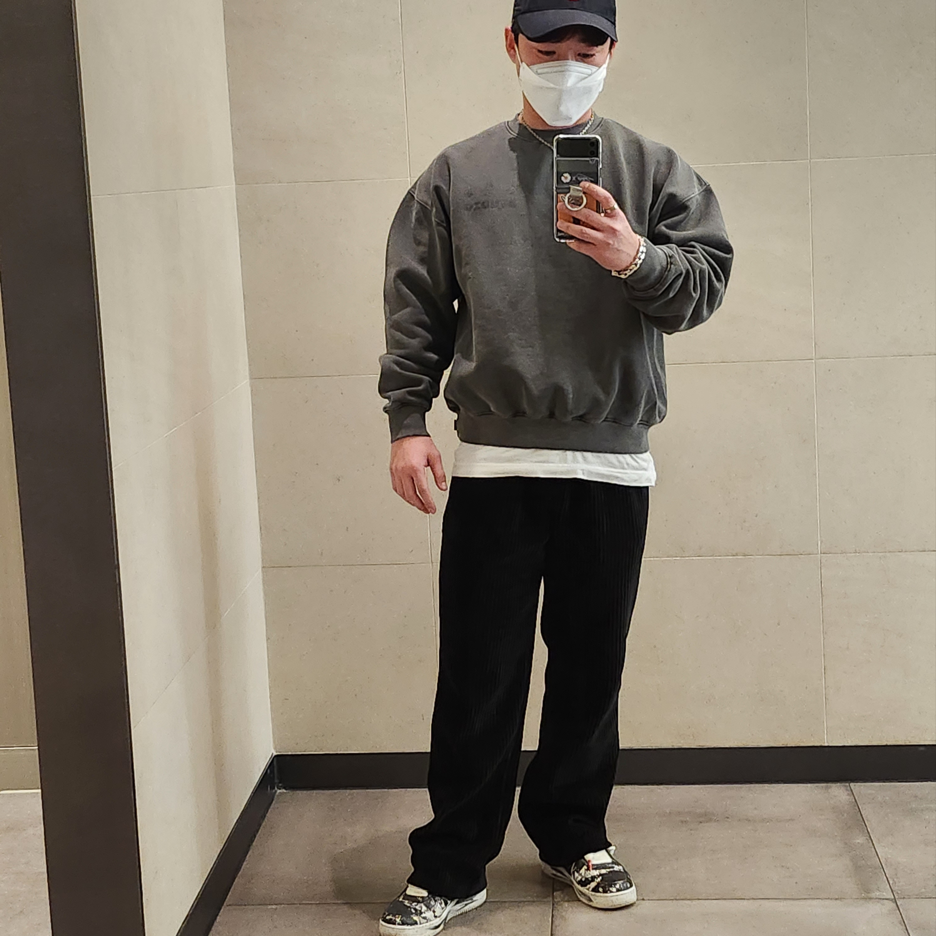 Nike x Peaceminusone Air Force 1 Low Para-Noise, IAB Studio Pigment Sweatshirt & Mini Bag Black 착용 스타일