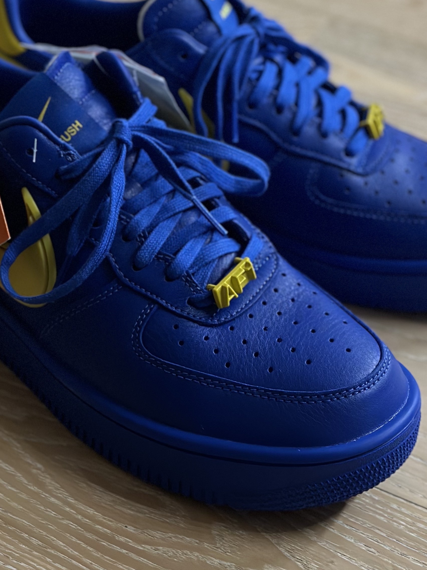 Nike x Ambush Air Force 1 Low SP Game Royal and Vivid Sulfur 착용 스타일 - 3