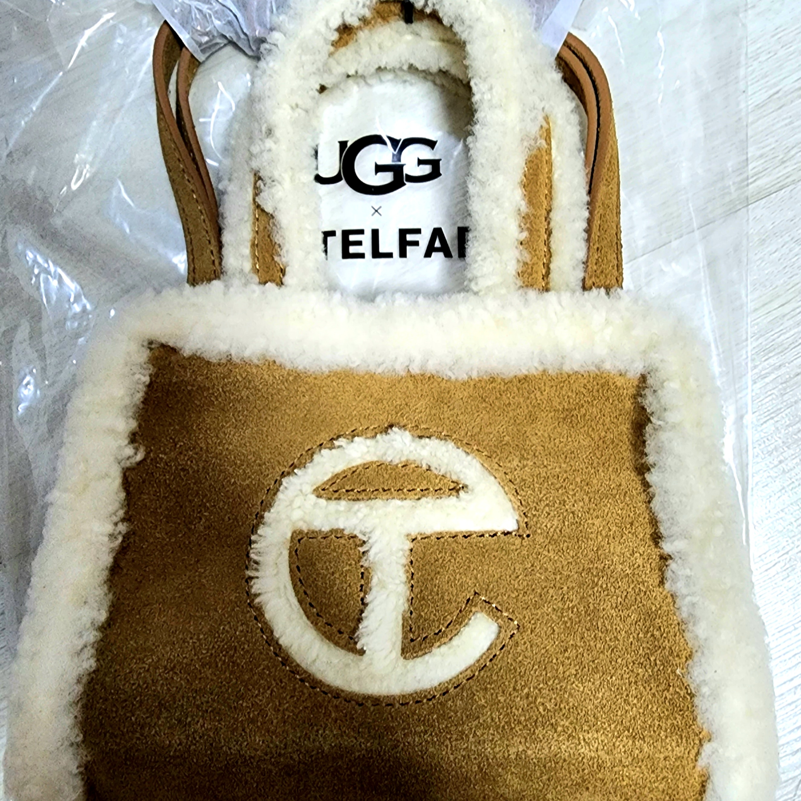 [KREAM 단독] UGG x Telfar Small Shopping Bag Chestnut 착용 스타일