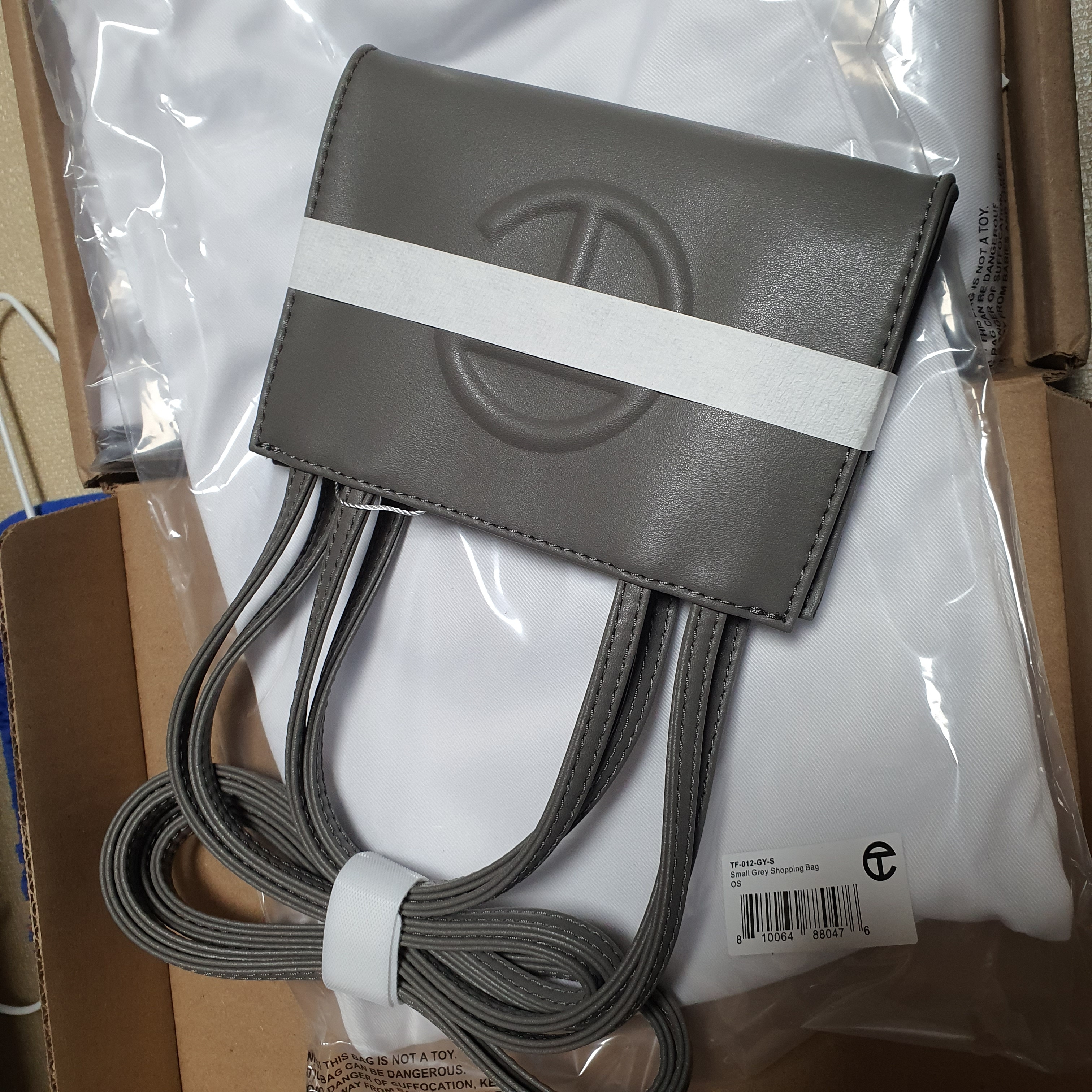Telfar Small Shopping Bag Grey 착용 스타일