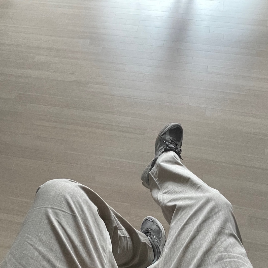 New Balance 2002R Grey 착용 스타일