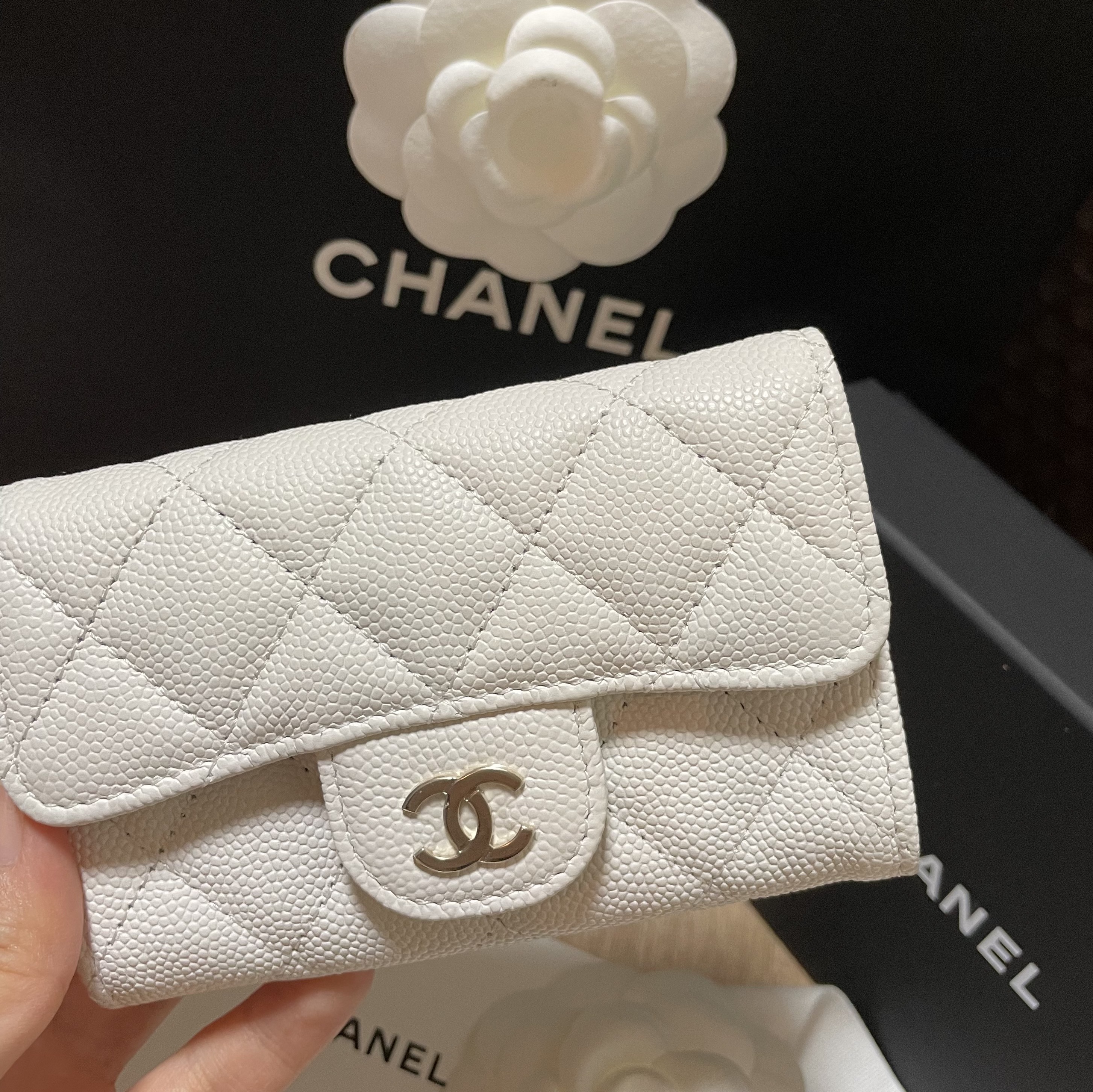 Chanel Classic Card Holder Grained Shiny Calfskin & Gold White 착용 스타일