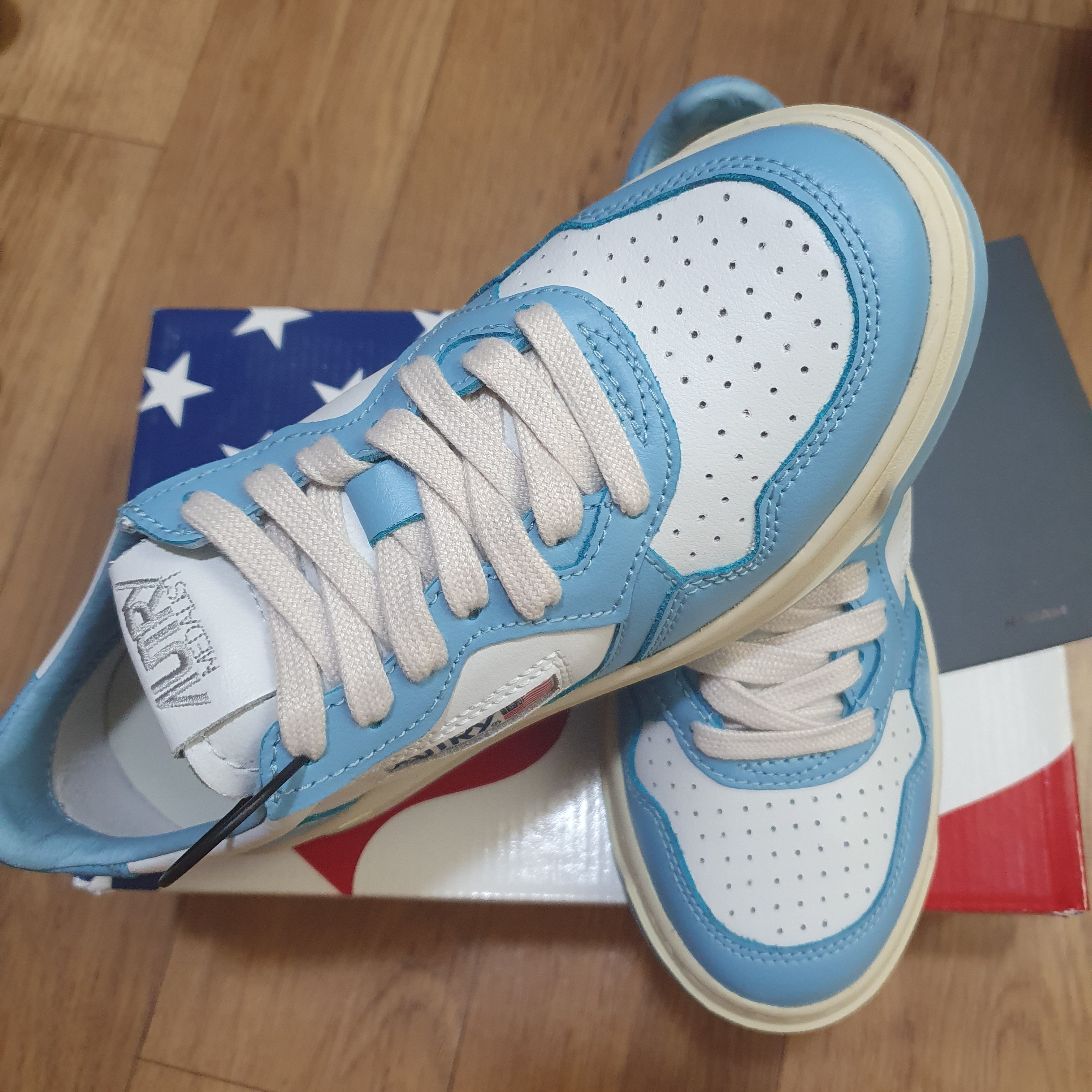 (W) Autry Medalist Low Leather Sneakers Light Blue White 착용 스타일 - 3