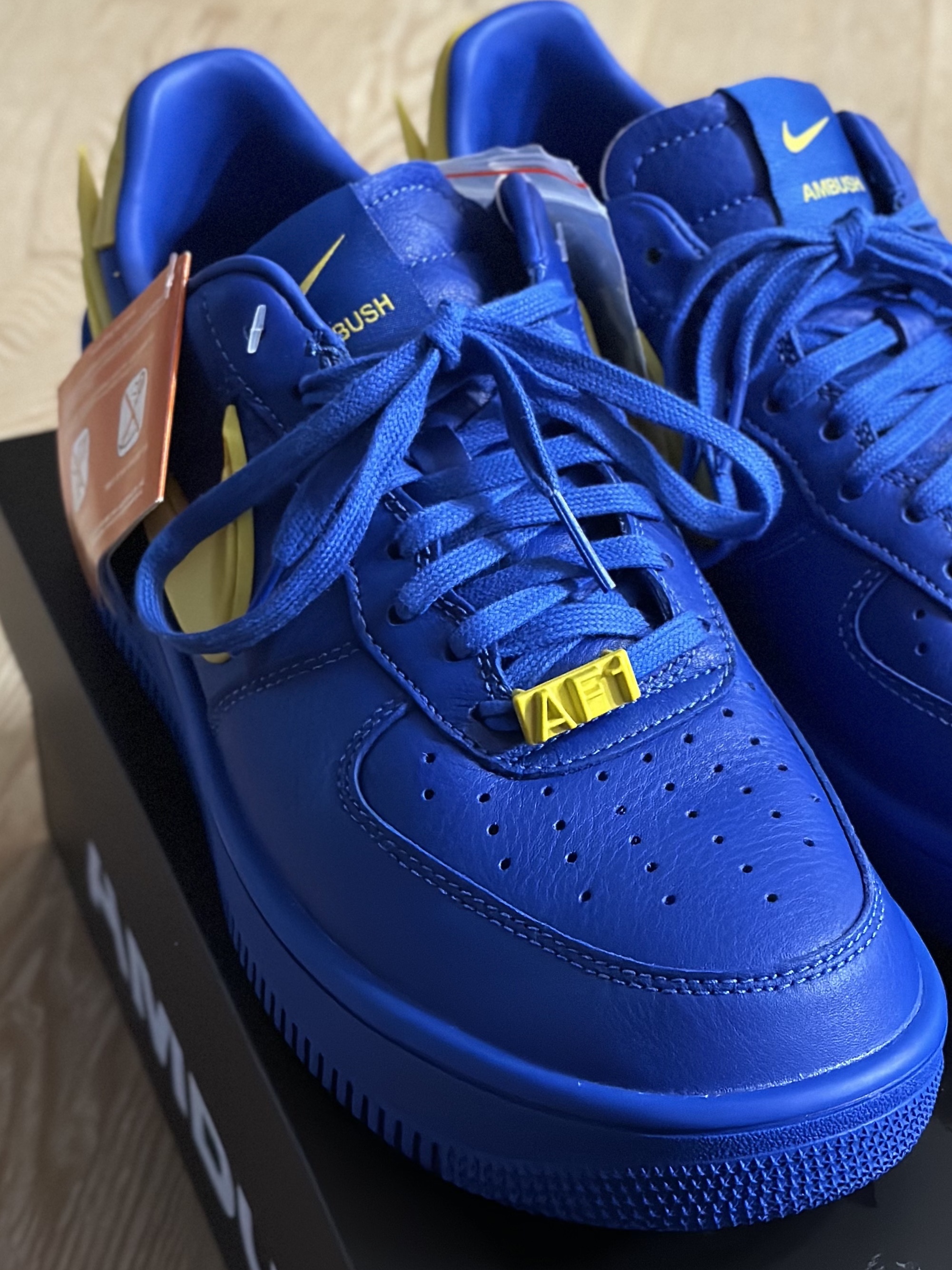 Nike x Ambush Air Force 1 Low SP Game Royal and Vivid Sulfur 착용 스타일 - 2