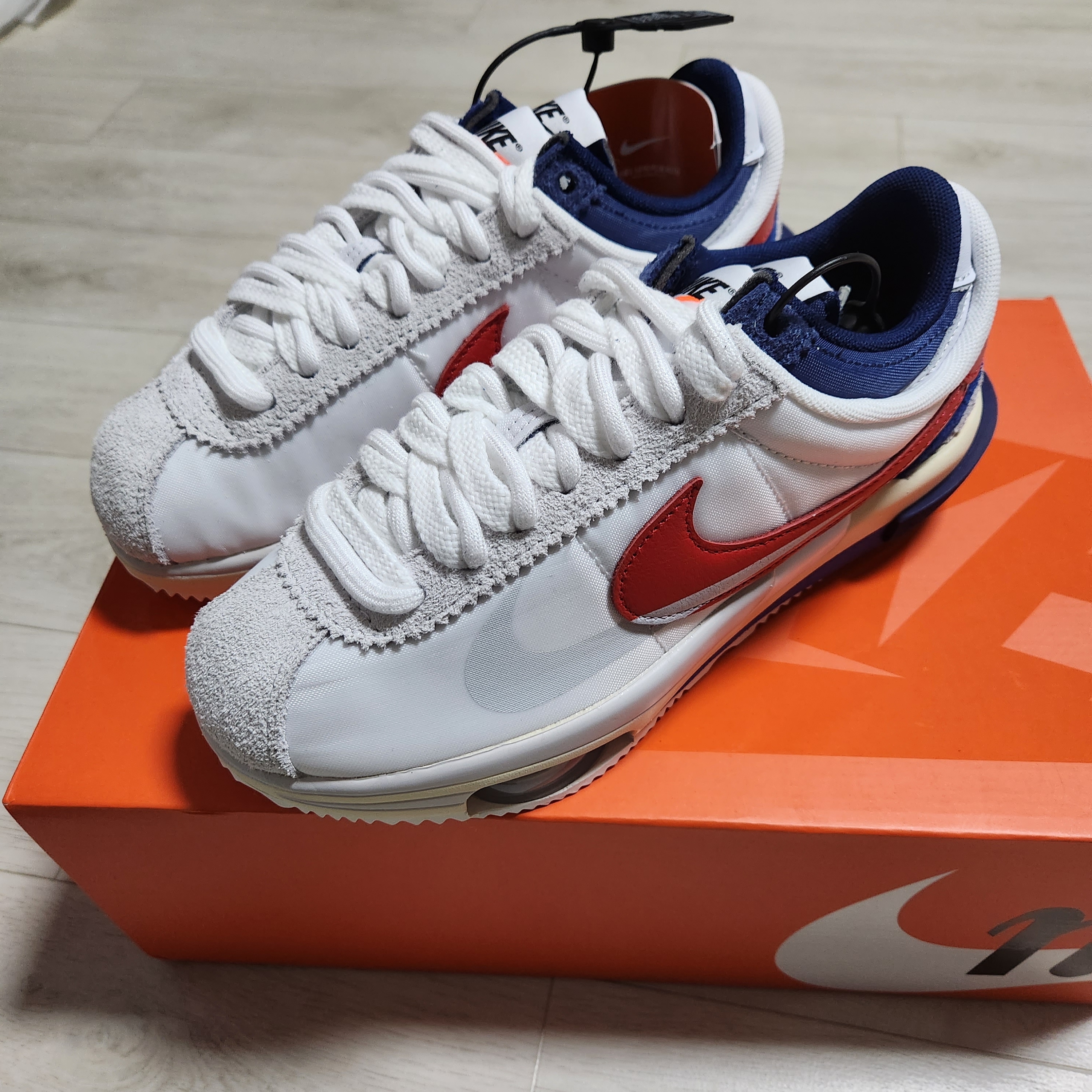 Nike x Sacai Zoom Cortez SP White and University Red 착용 스타일 - 1