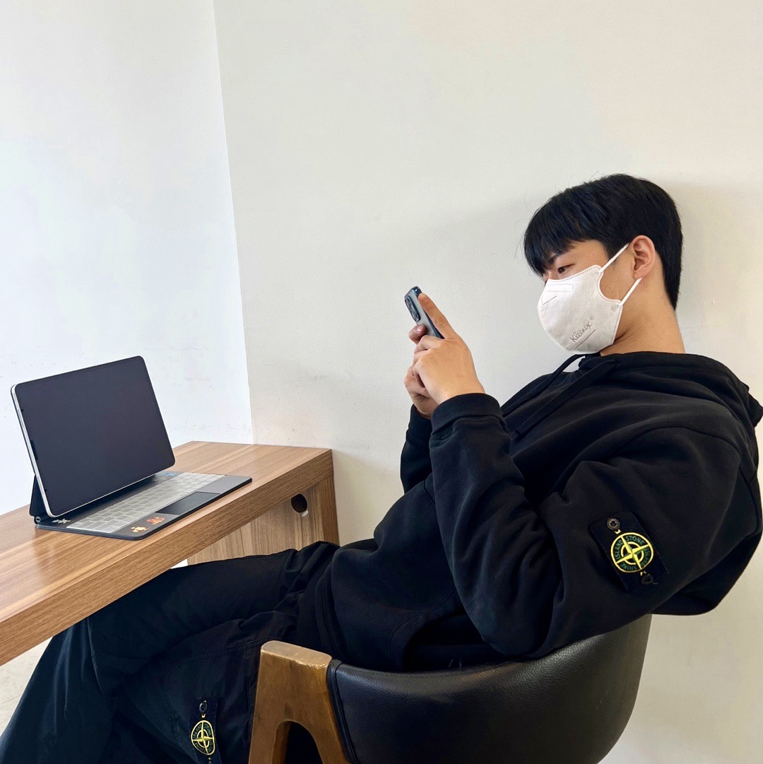 Stone Island 64151 Cotton Fleece Hooded Sweatshirt Black - 22SS, Stone Island 31603 Tela Paracadute Cargo Pants Black - 22SS 착용 스타일
