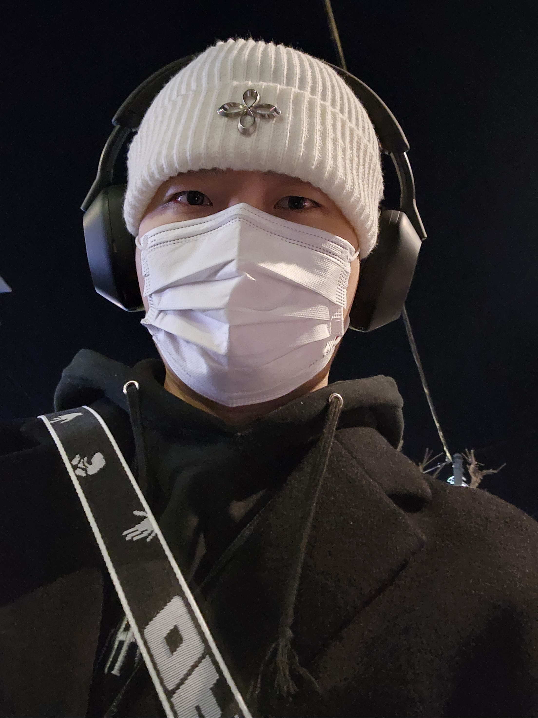 Sony WH-1000XM5 Black (Korean Ver.), Off-White x Amore Pacific Protection Box (Without Cosmetics) 착용 스타일