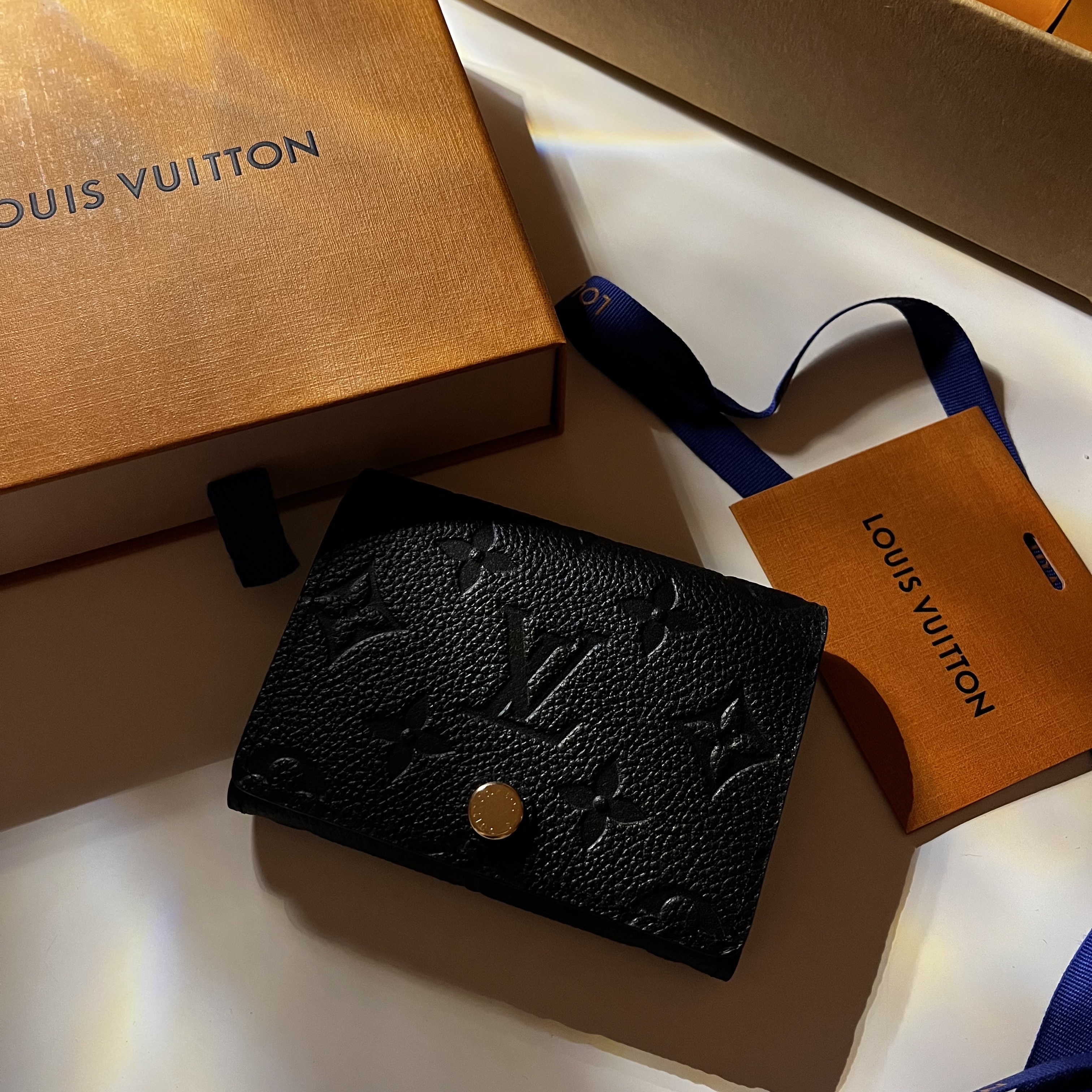 Louis Vuitton Business Card Holder Monogram Embossed Leather Black 착용 스타일