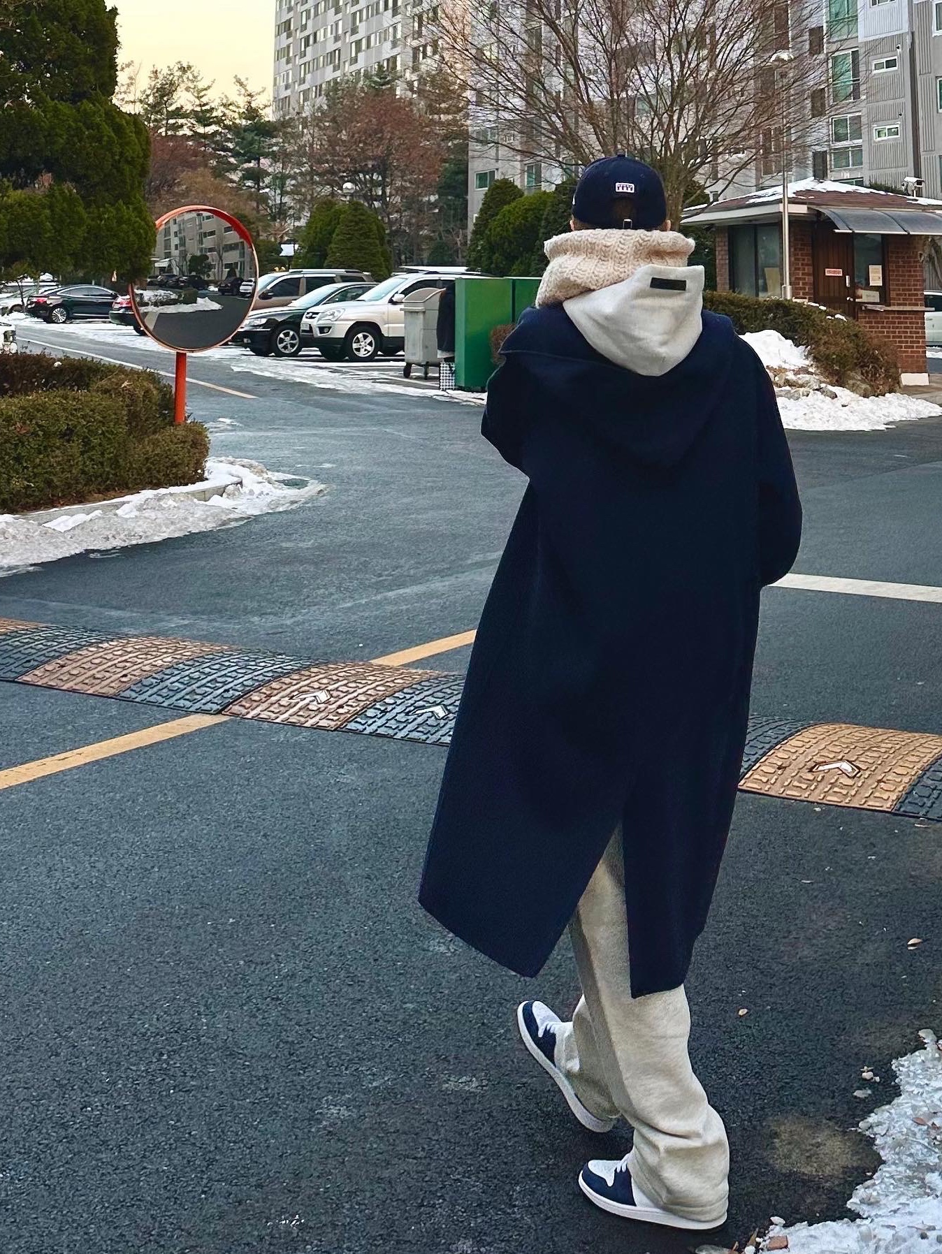 Jordan 1 Retro High OG CO.JP Midnight Navy, Essentials The Core Collection Hoodie Light Oatmeal 착용 스타일 - 5