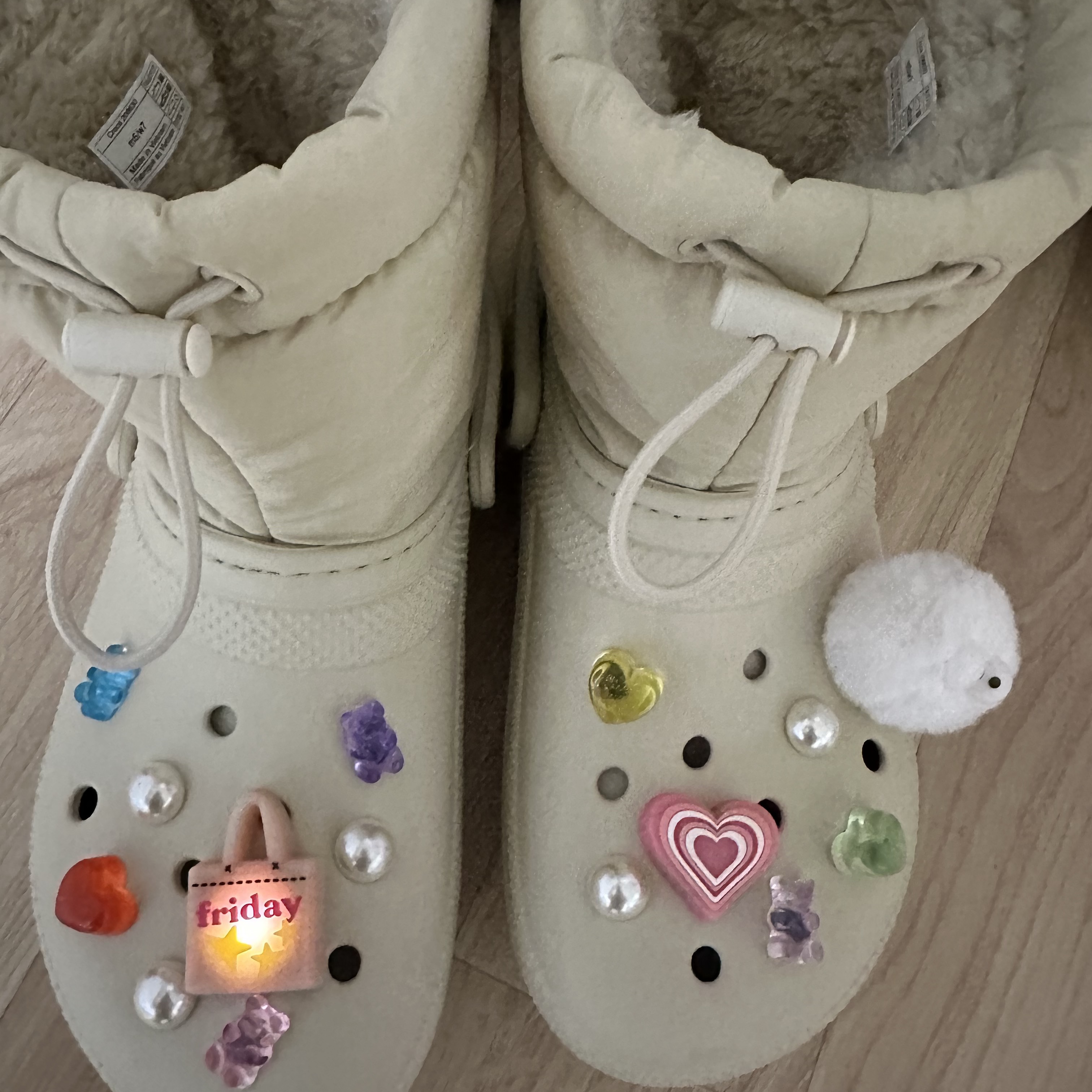Crocs Classic Lined Neo Puff Boot Bone 착용 스타일