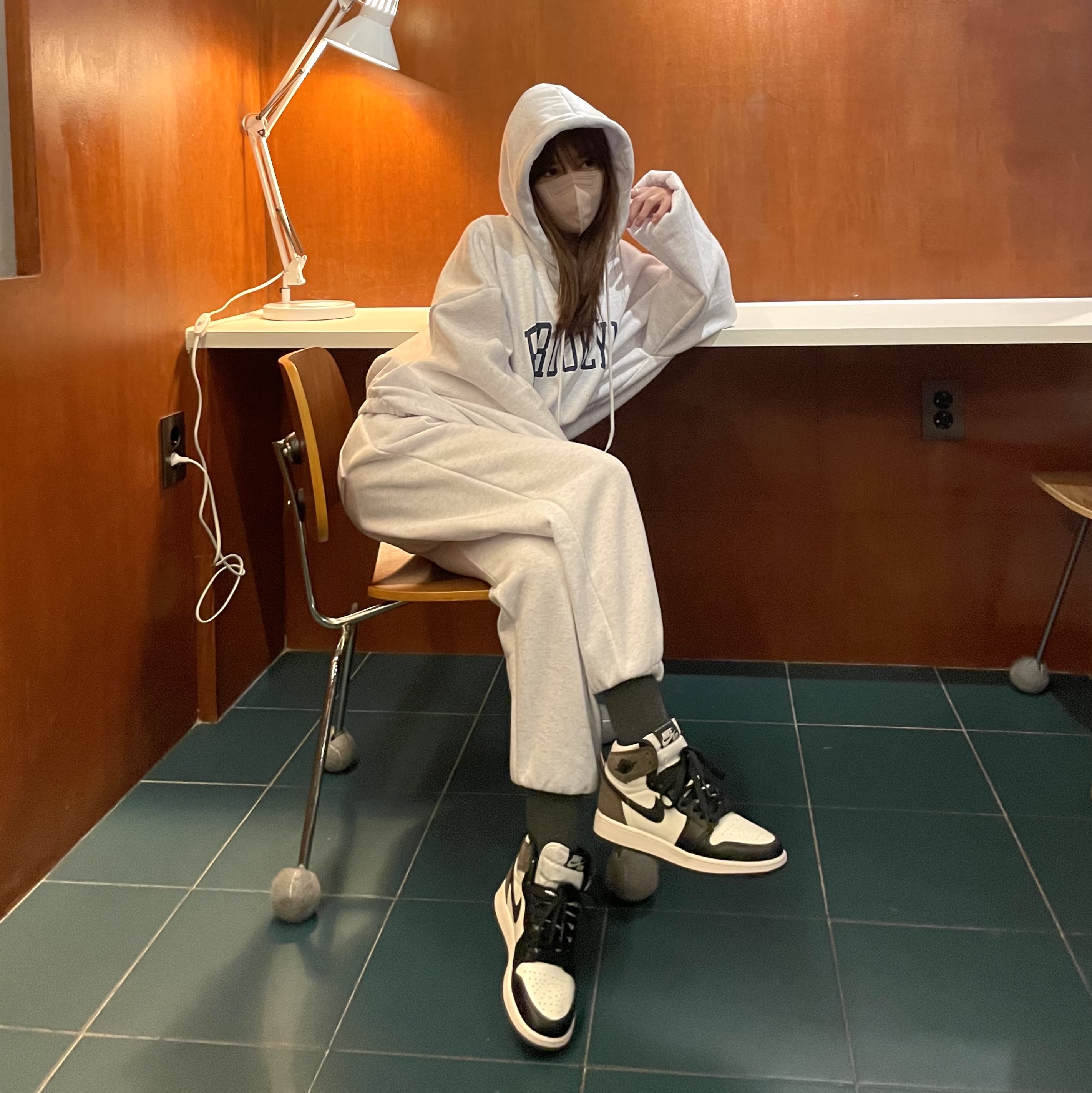 (GS) Jordan 1 Retro High OG Black Mocha 착용 스타일