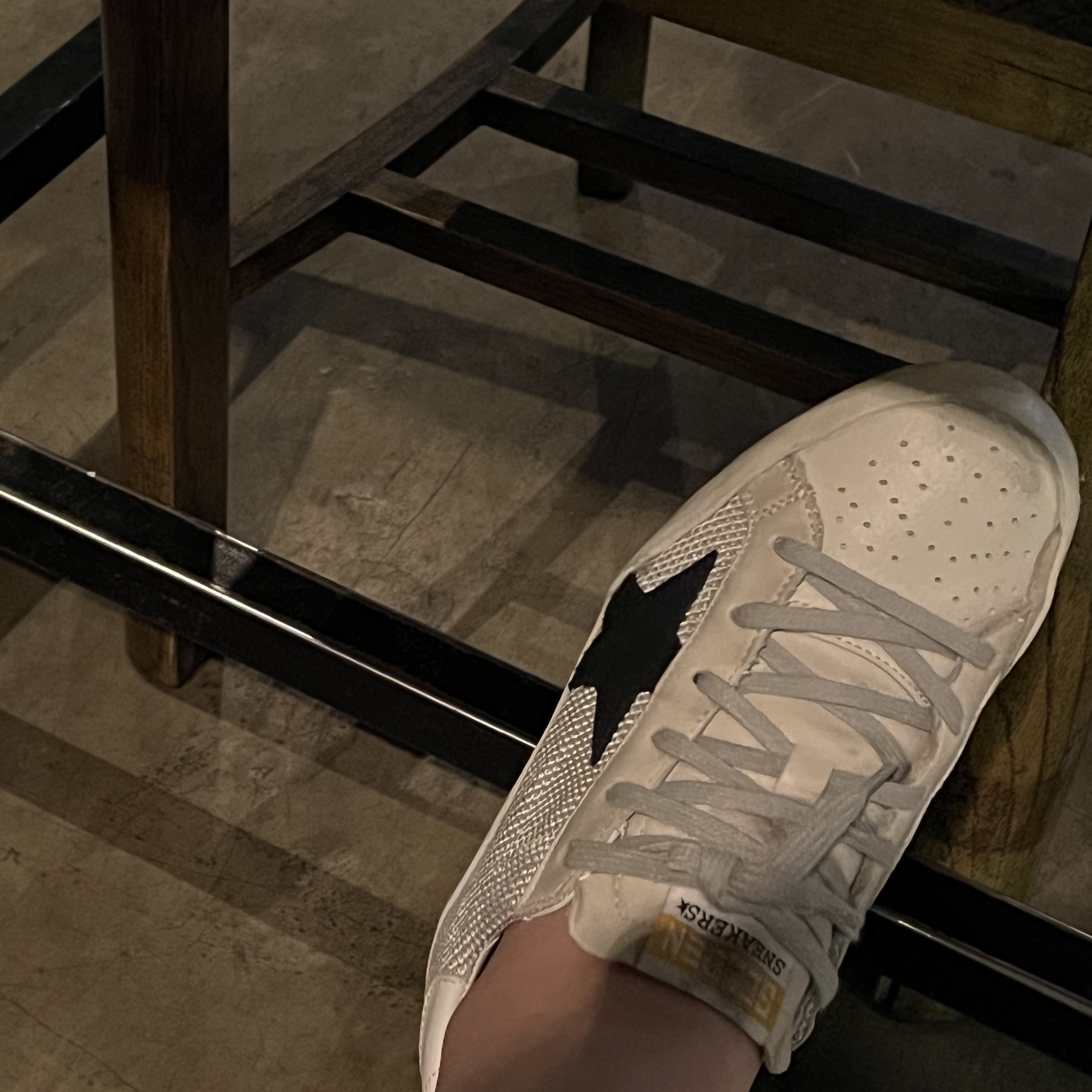 (W) Golden Goose Superstar Gray Code Sneakers 착용 스타일 - 1