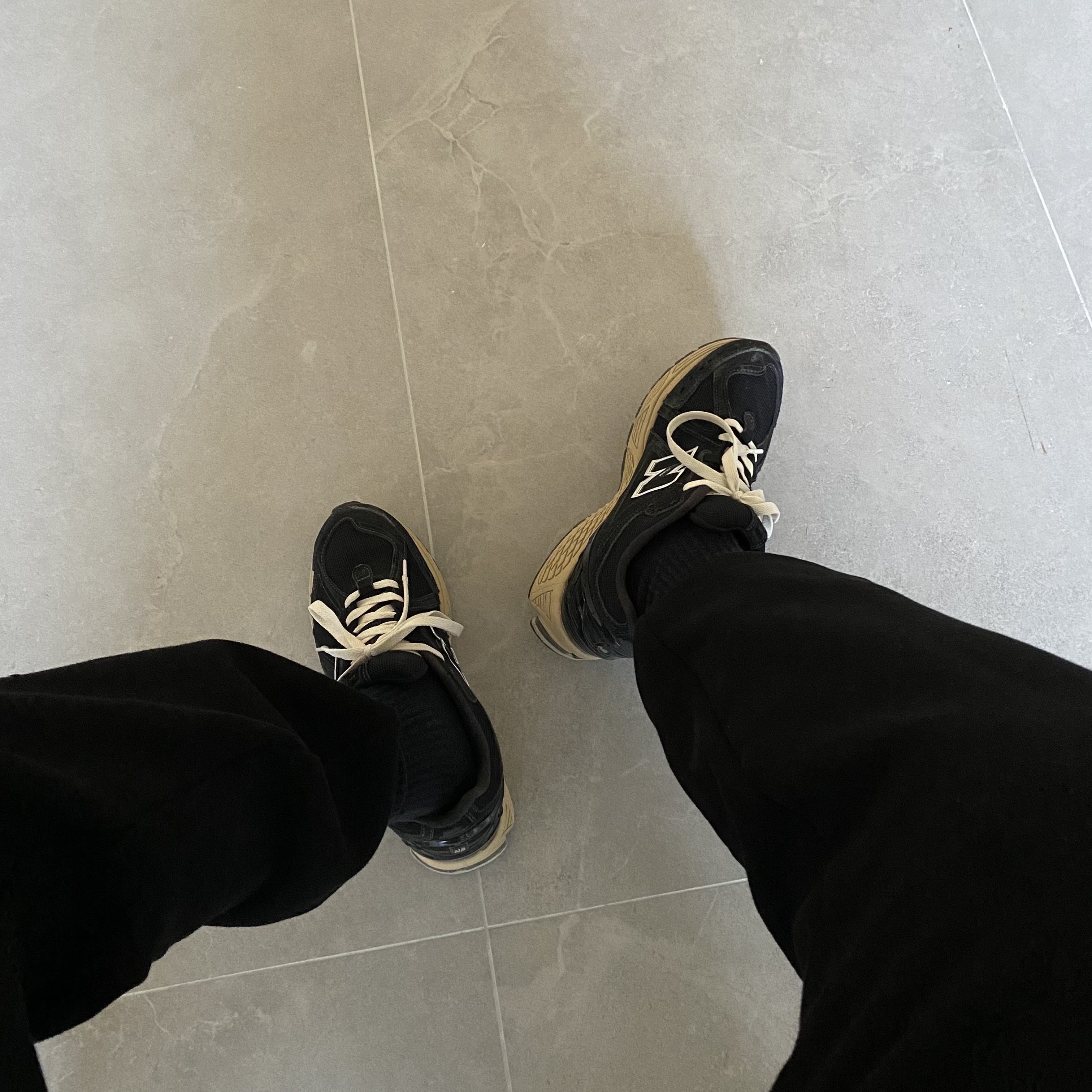 New Balance 1906R Black Taos Taupe 착용 스타일 - 1
