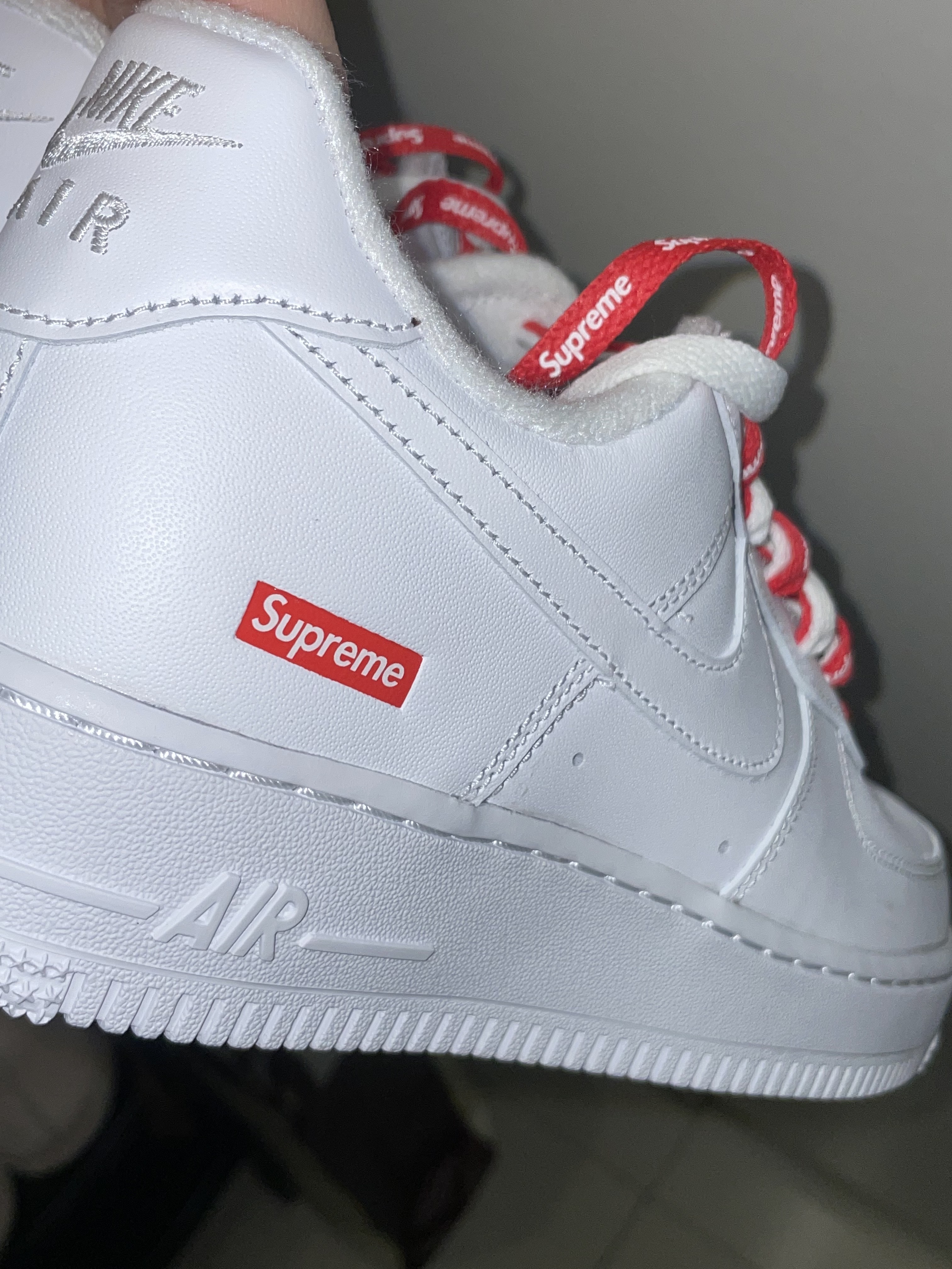 Nike x Supreme Air Force 1 Low White 착용 스타일 - 1
