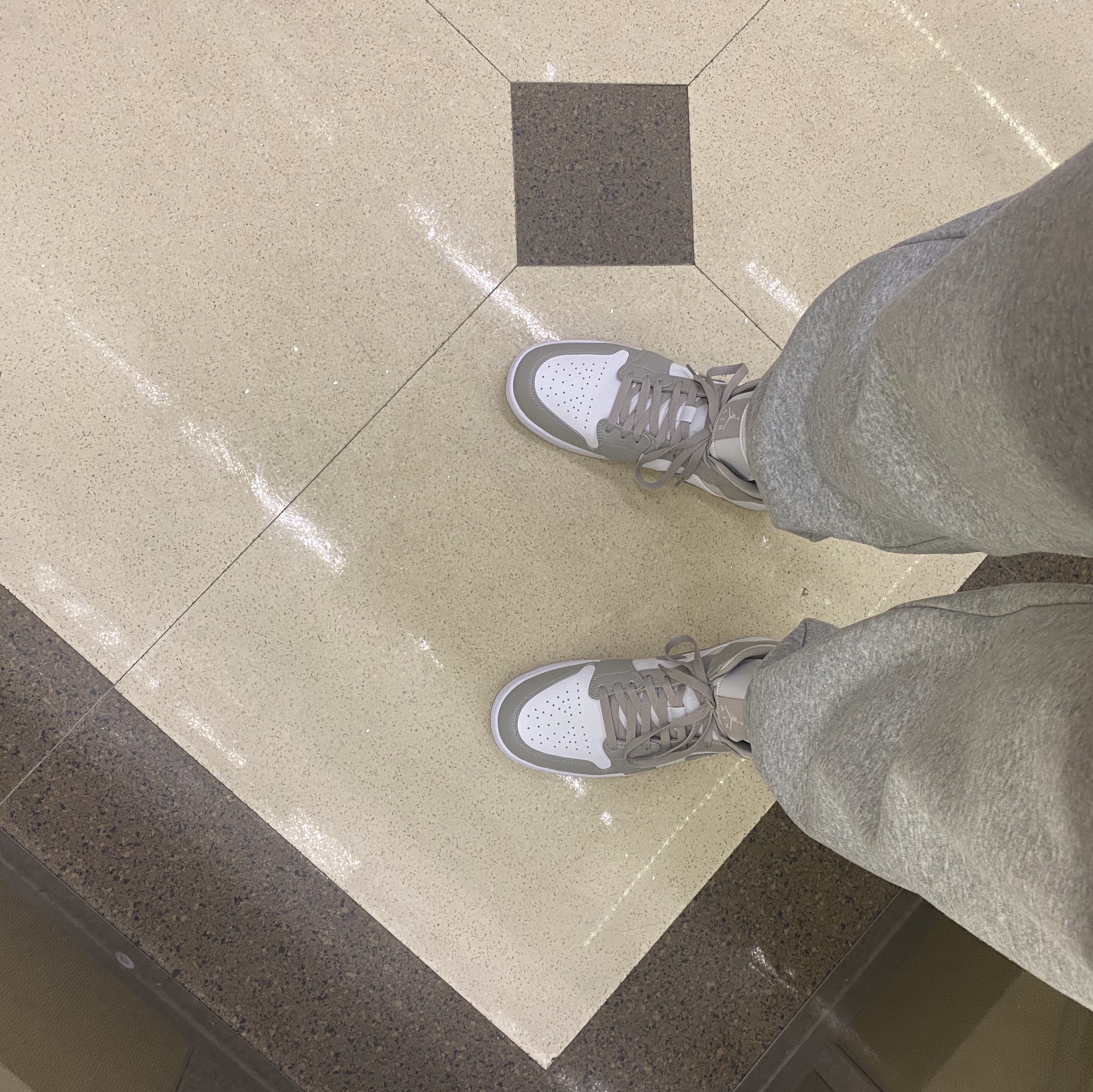 Jordan 1 Mid College Grey 착용 스타일 - 2