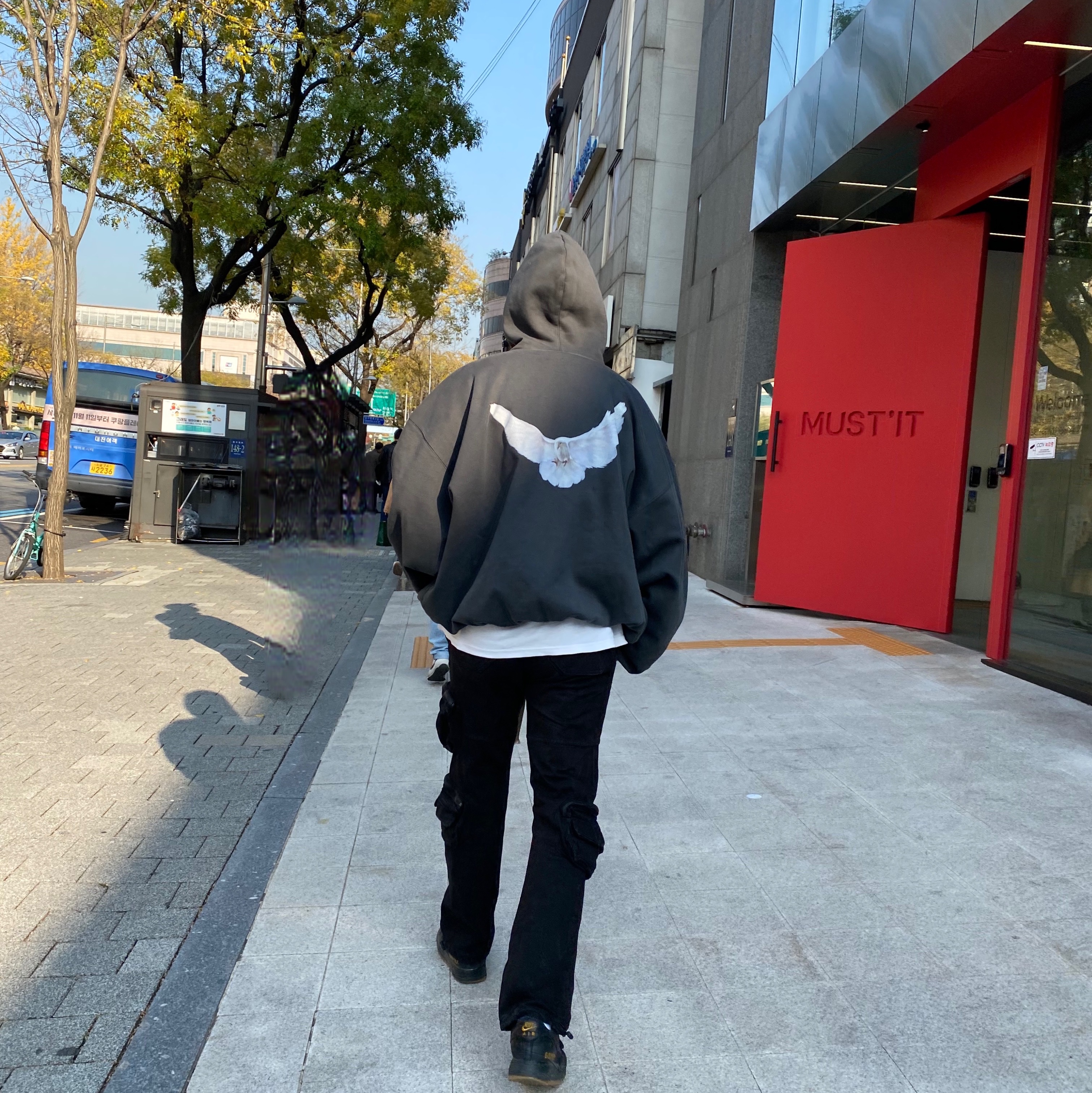 Yeezy Gap Engineered By Balenciaga Dove Hoodie Black 착용 스타일 - 2