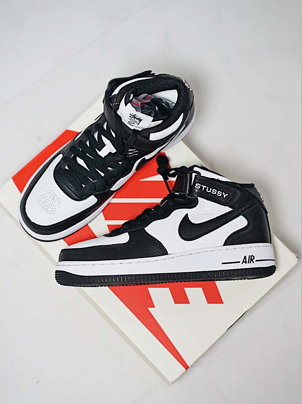 Nike x Stussy Air Force 1 '07 Mid SP Black and Light Bone 착용 스타일 - 2