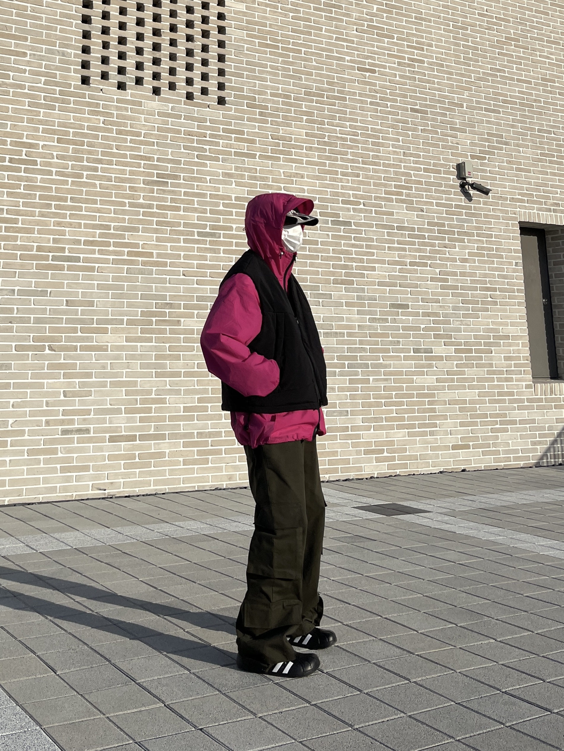 Adidas Adilette Clog Black White, Yeezy Gap Engineered By Balenciaga Flame Cap Black 착용 스타일 - 1