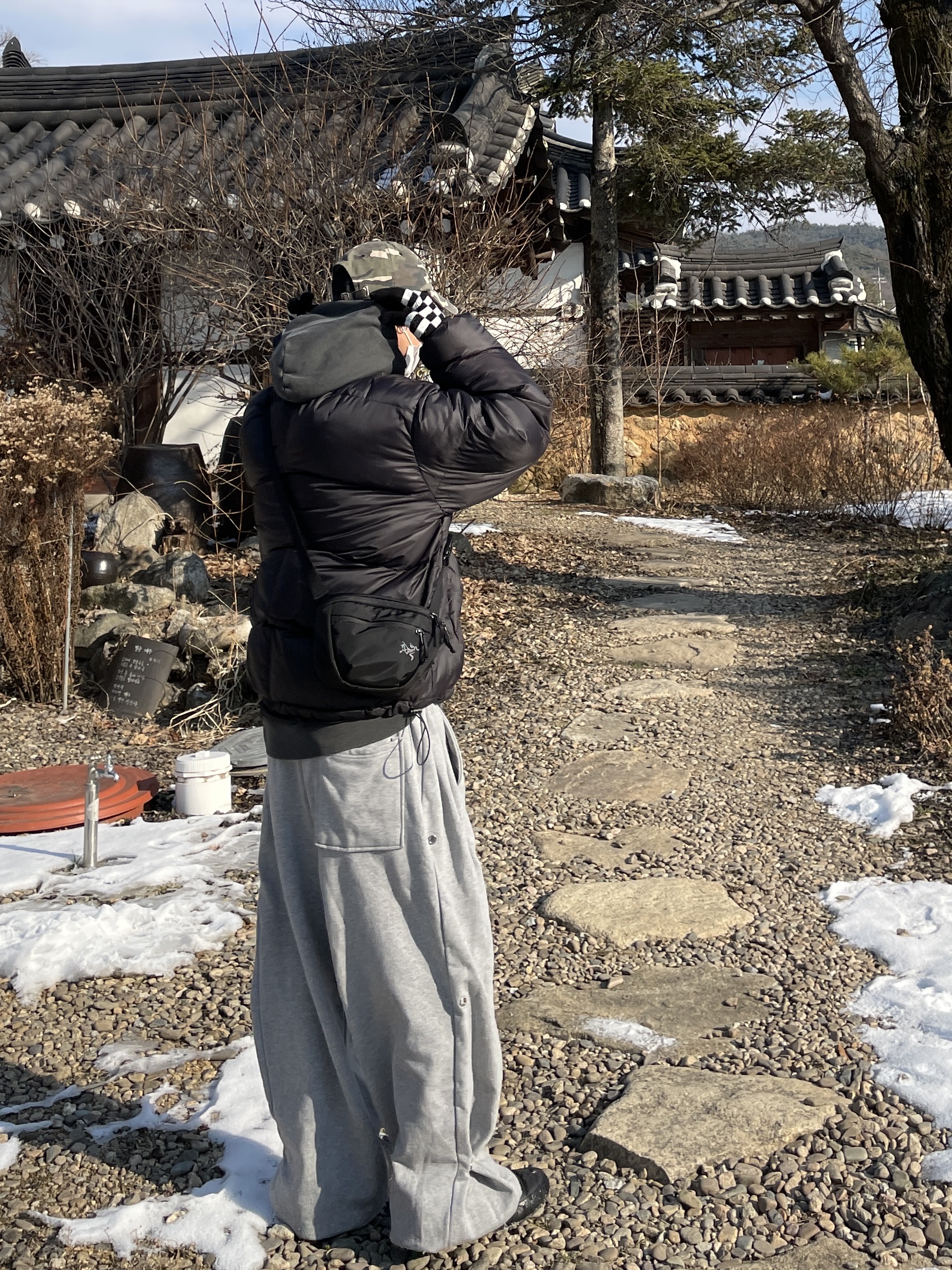 Arc'teryx Mantis 1 Waistpack Black, The North Face Thermoball Traction Mule V Black 착용 스타일